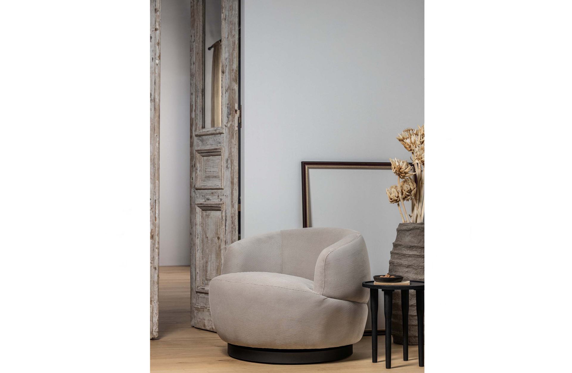 Der Sessel Woolly überzeugt mit seinem moderndem Design. Gefertigt wurde er aus Rib-Cord, welches einen Beige Farbton besitzt. Das Gestell ist aus Metall und besitzt eine Drehfunktion, außerdem ist es in einer schwarzen Farbe. Die Sitzhöhe beträgt 46 cm.