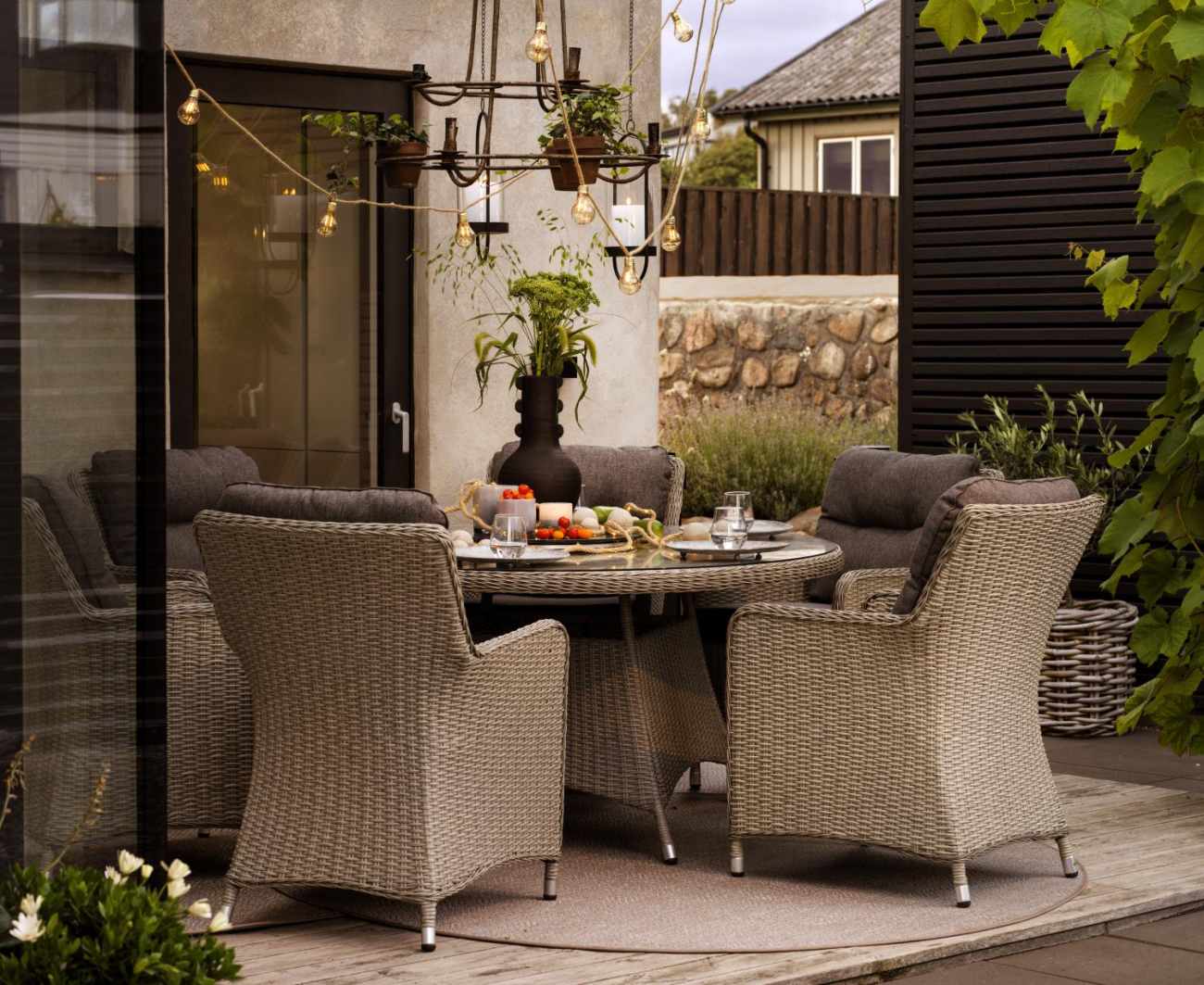 Der Gartenstuhl Hornbrook überzeugt mit seinem modernen Design. Gefertigt wurde er aus Rattan, welches einen braunen Farbton besitzt. Das Gestell ist aus Metall und hat eine schwarze Farbe. Die Sitzhöhe des Stuhls beträgt 52 cm.