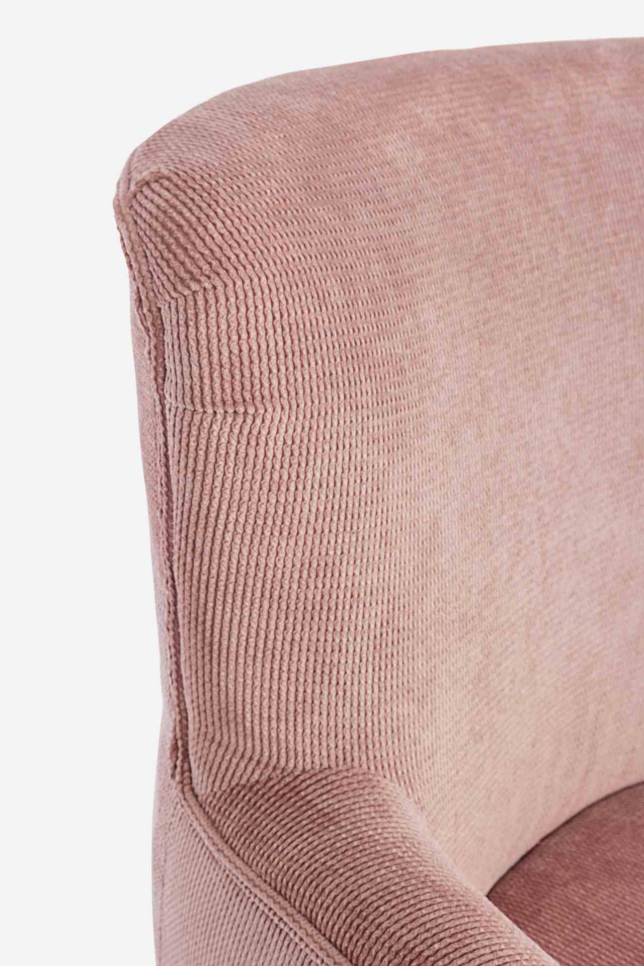 Der Sessel Chenille überzeugt mit seinem klassischen Design. Gefertigt wurde er aus Stoff in Cord-Optik, welcher einen rosa Farbton besitzt. Das Gestell ist aus Kautschukholz und hat eine natürliche Farbe. Der Sessel besitzt eine Sitzhöhe von 45 cm. Die B