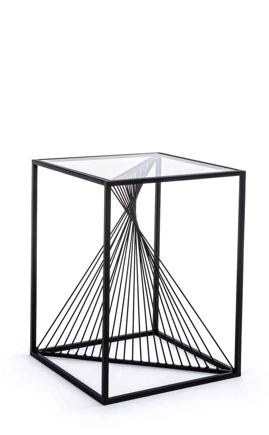 Der Beistelltisch Espiral überzeugt mit seinem modernen und besonderen Design. Gefertigt wurde der Tisch aus einem Metallgestell. Die Tischplatte ist aus Glas.