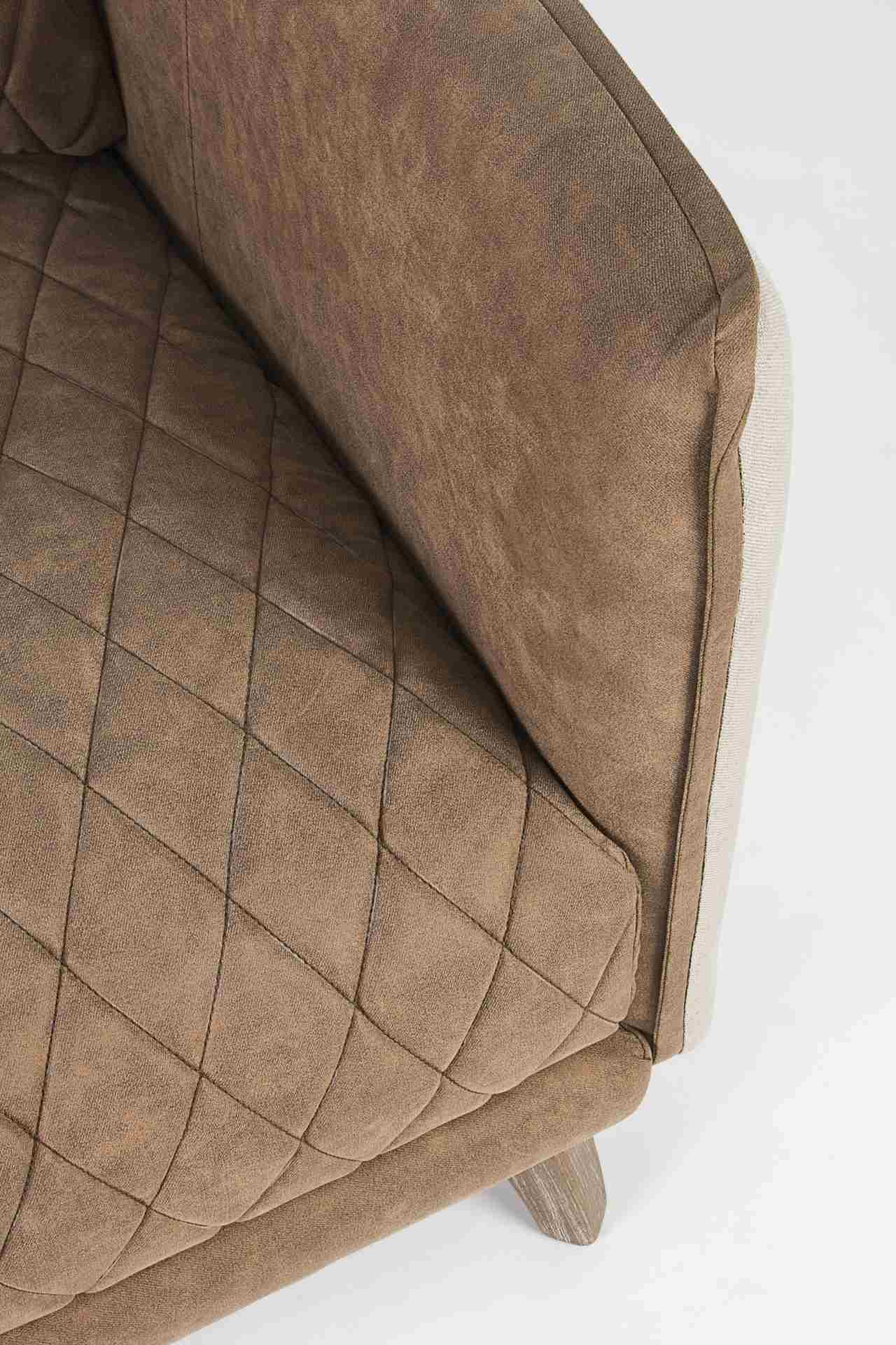 Das Sofa Helston überzeugt mit seinem klassischen Design. Gefertigt wurde es aus Kunstleder, welches einen Cognac Farbton besitzt. Das Gestell ist aus Eschenholz und hat eine natürliche Farbe. Das Sofa ist in der Ausführung als 3-Sitzer. Die Breite beträg