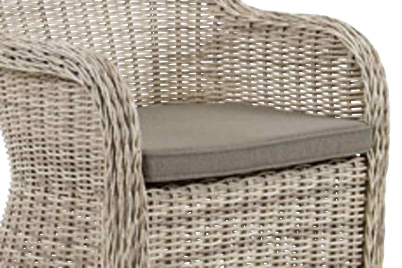 Das Sitzkissen Paulina überzeugt mit seinem modernen Design. Gefertigt wurde es aus Stoff, welche einen Beigen Farbton besitzt. Das Sitzkissen kann für den Paulina Gartenstuhl genutzt werden.