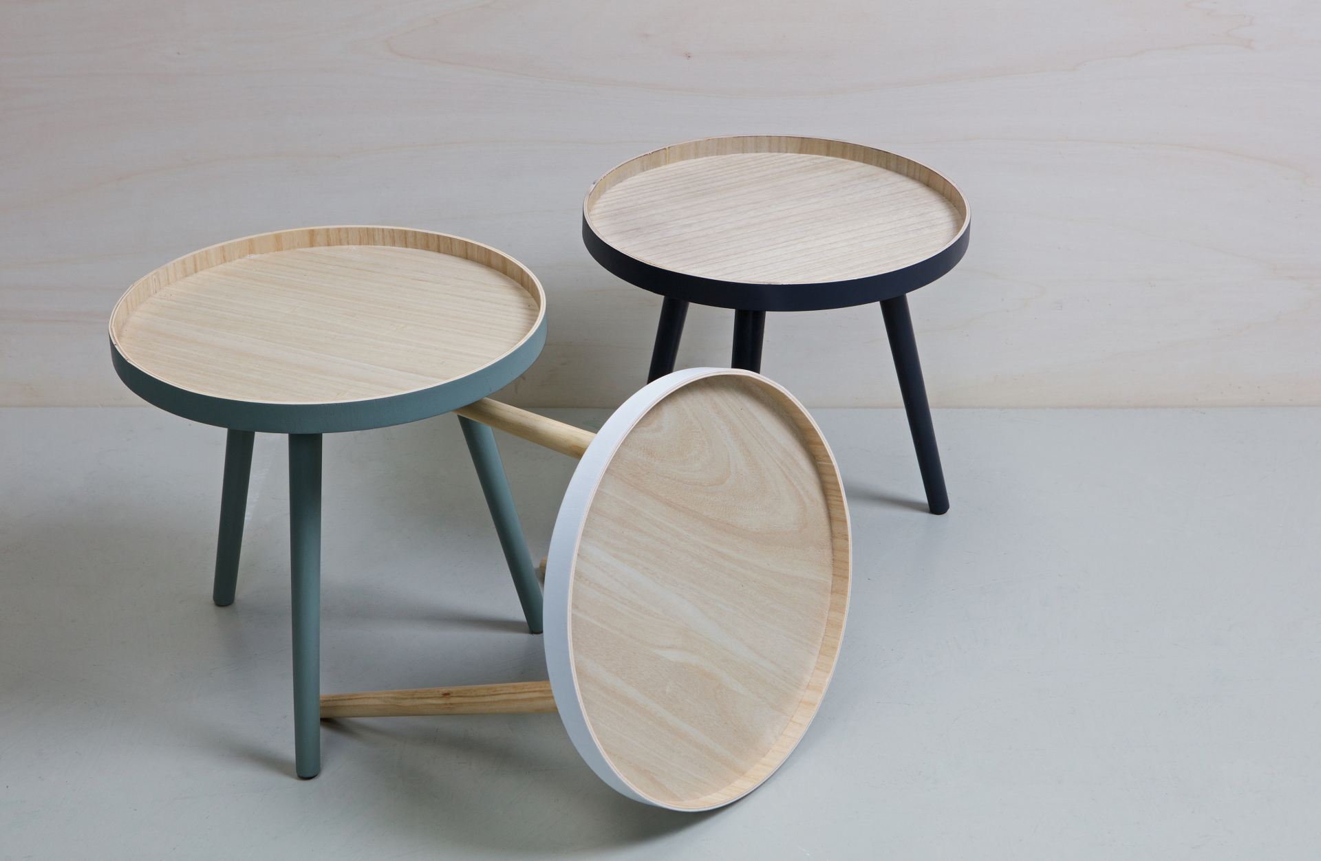 Der Couchtisch Sasha besitzt eine runde Form. Der Tisch ist in einem grünen Farbton, nur die Tischplatte ist natürlich gehalten und schafft einen schönen Kontrast.