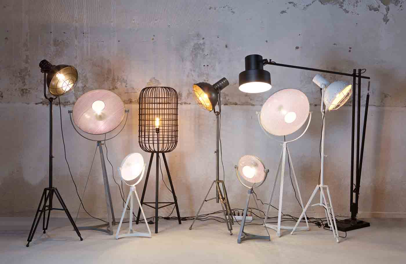 Stehleuchte Spotlight im Industrial Design aus Metall und großem Leuchtschirm