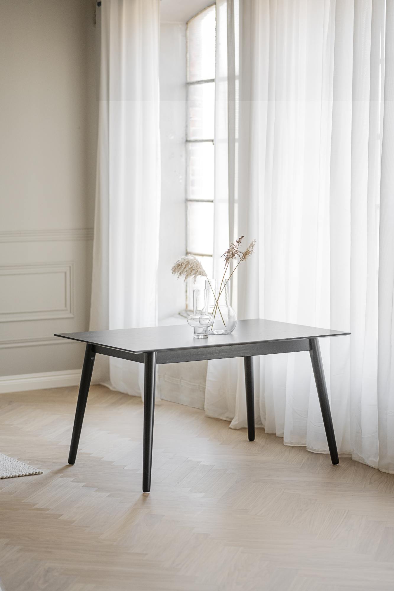 Komfortabel & schön – Esstisch Lotta 140x90cm, Esche Schwarz.