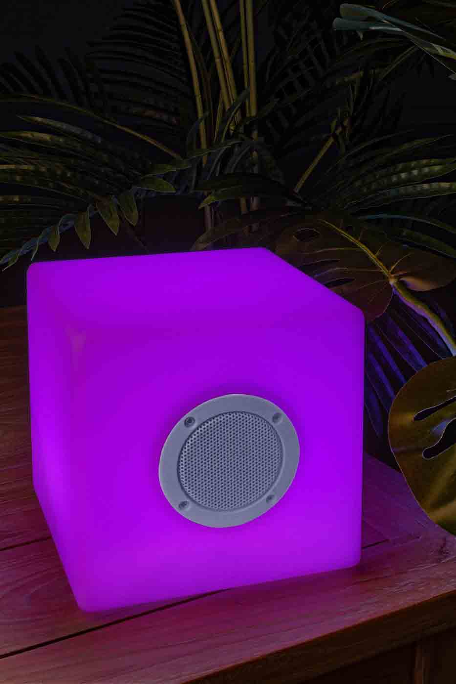 Besondere Outdoor-Lampe Würfel aus Kunststoff leuchtet in verschiedenen Farben, LED Leuchtmittel mit Lautsprecher