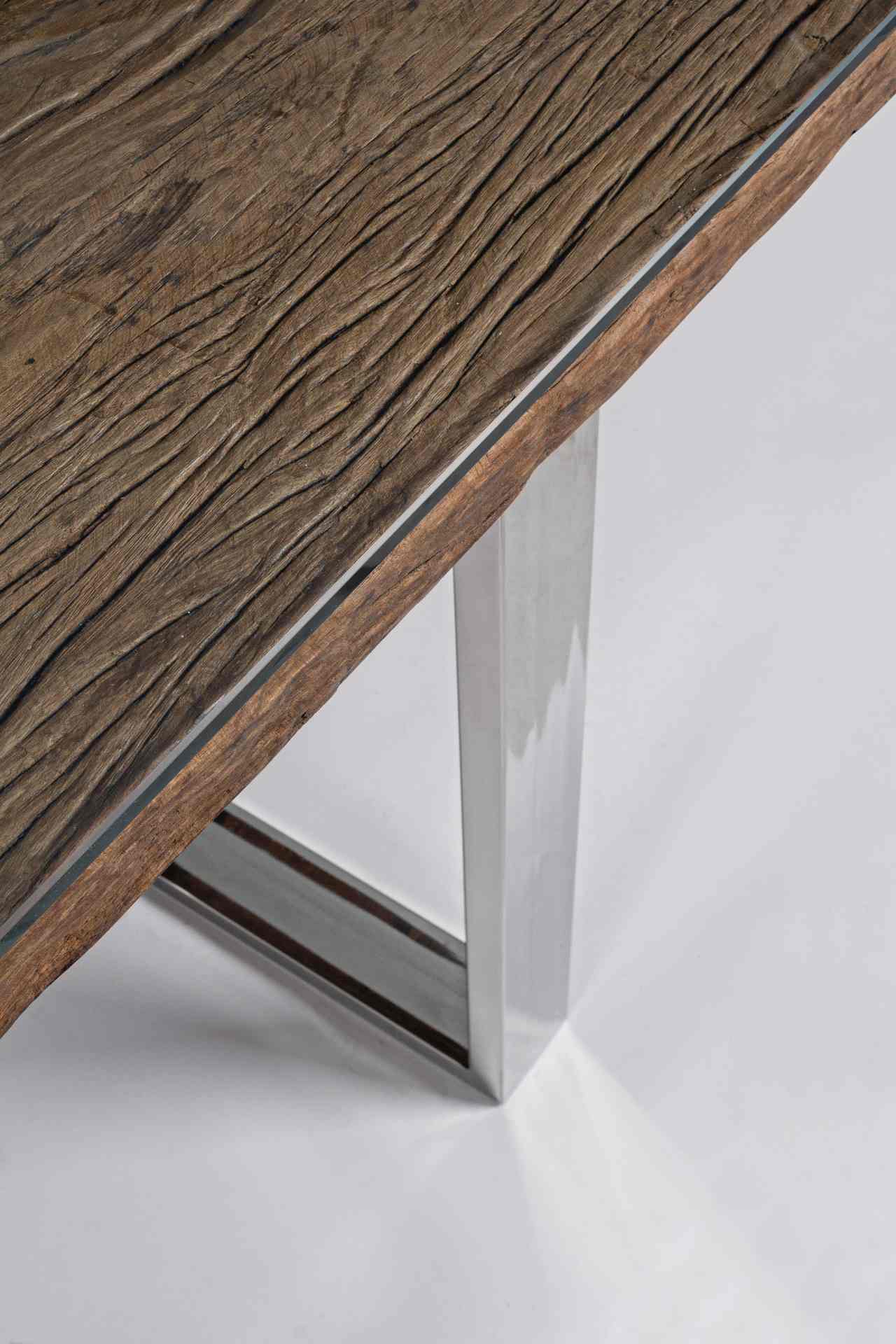 Der Esstisch Stanton überzeugt mit seinem moderndem Design gefertigt wurde er aus recyceltem Holz, welches einen natürlichen Farbton besitzt. Das Gestell des Tisches ist aus Metall und ist in einer silbernen Farbe. Der Tisch besitzt eine Breite von 180 cm