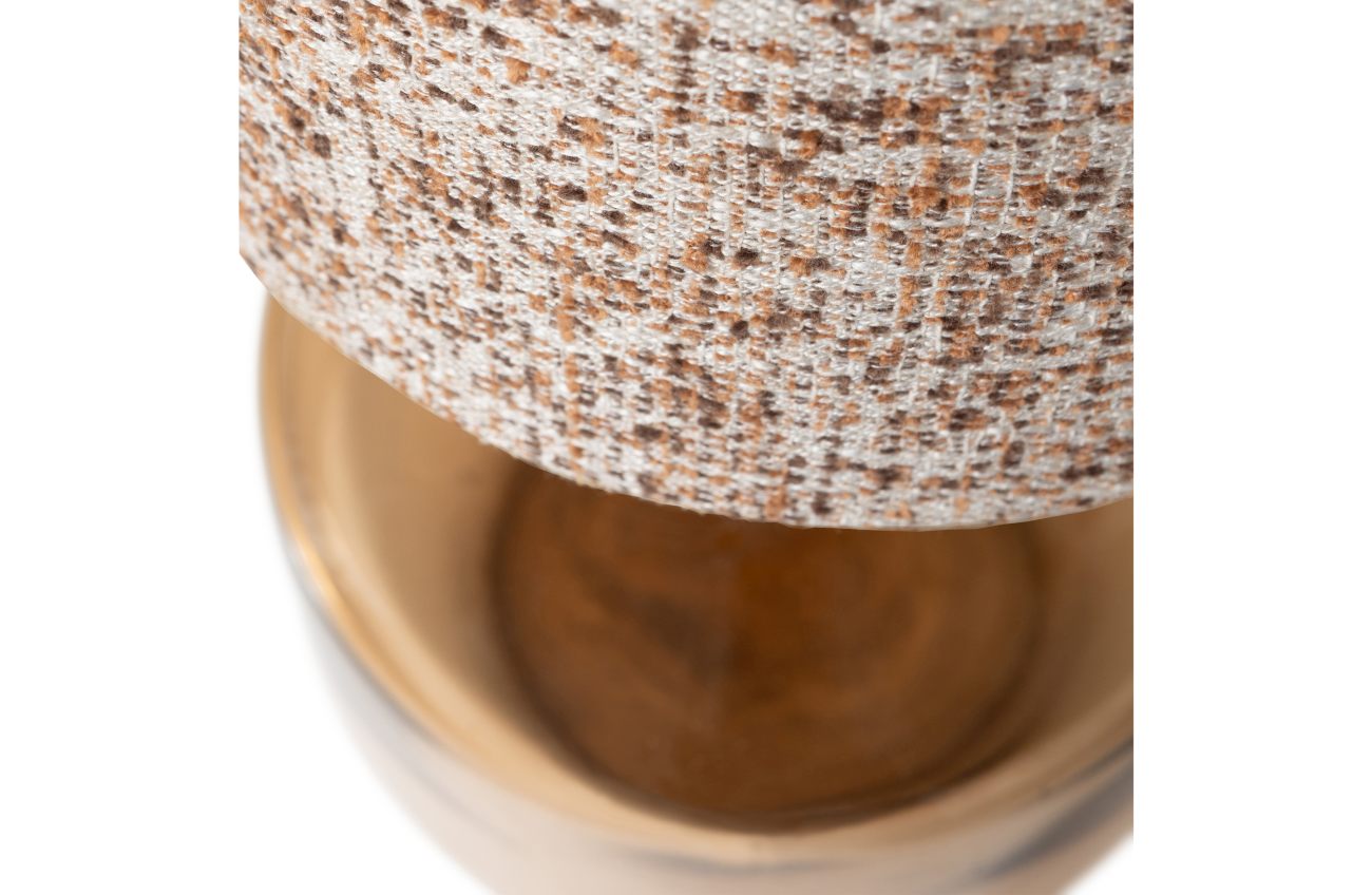 Die Tischleuchte Autumn überzeugt mit ihrem modernen Design. Gefertigt wurde sie aus Glas, welches einen braunen Farbton besitzt. Der Lampenschirm ist aus Stoff und hat eine braune Farbe. Die Lampe besitzt einen Durchmesser von 25 cm.
