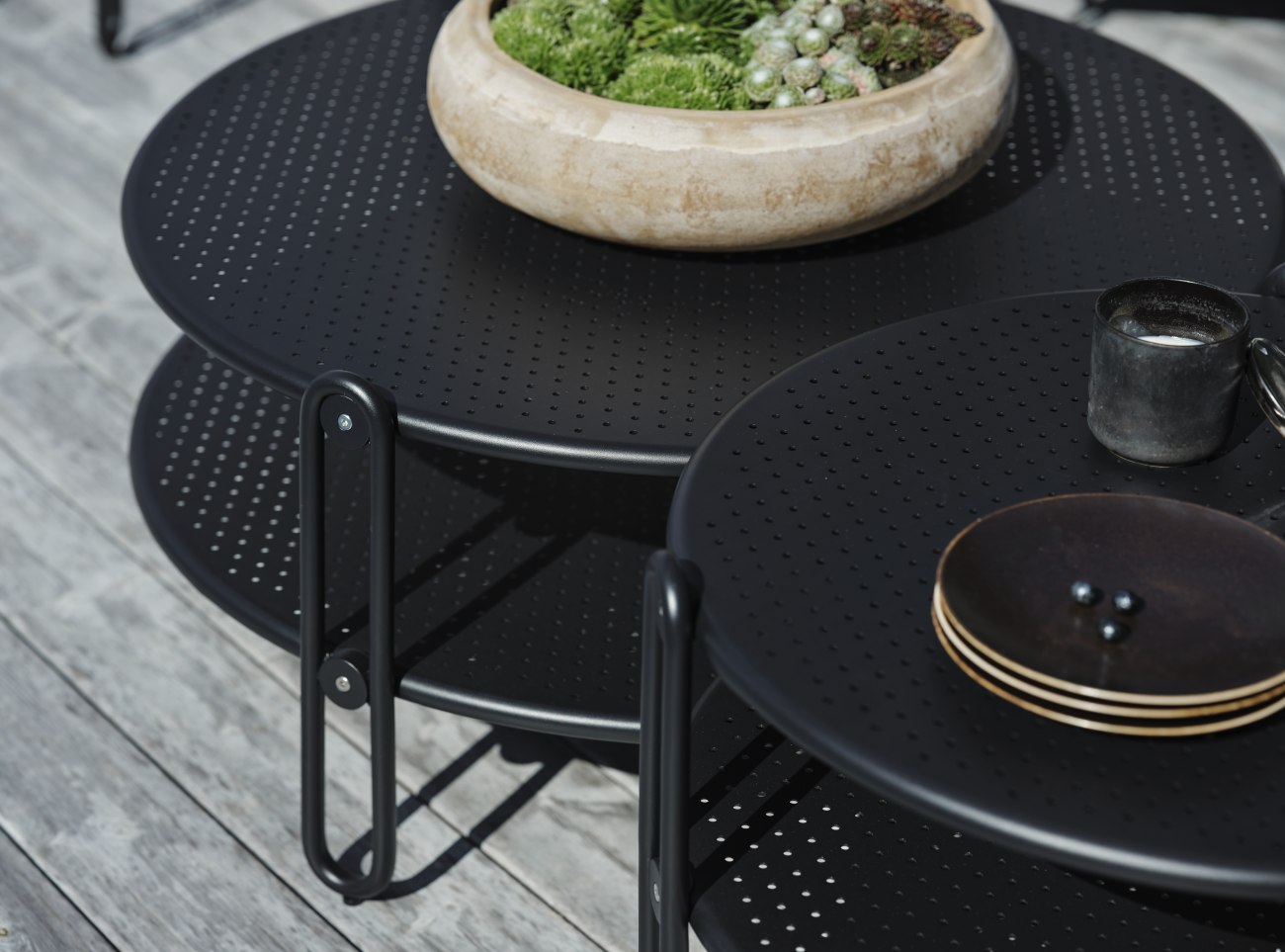 Der Gartencouchtisch Blixt überzeugt mit seinem modernen Design. Gefertigt wurde die Tischplatte aus Metall und besitzt einen schwarzen Farbton. Das Gestell ist auch aus Metall und hat eine schwarze Farbe. Der Tisch besitzt eine Länger von 85 cm.