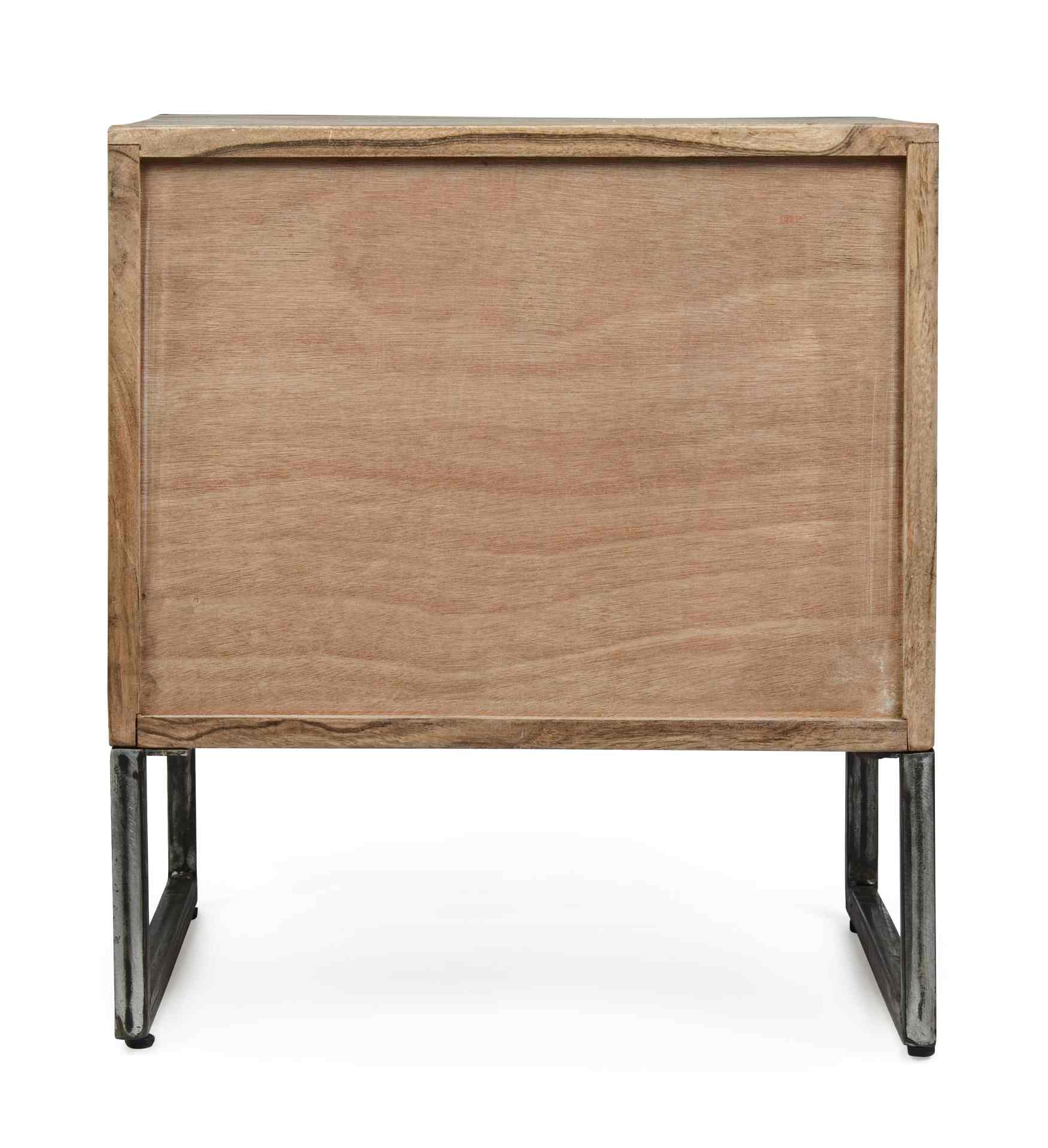 Der Nachttisch Egon überzeugt mit seinem modernen Design. Gefertigt wurde er aus Akazienholz, welches einen natürlichen Farbton besitzt. Das Gestell ist aus Metall und hat eine schwarze Farbe. Der Nachttisch verfügt über eine Tür. Die Breite beträgt 45 cm