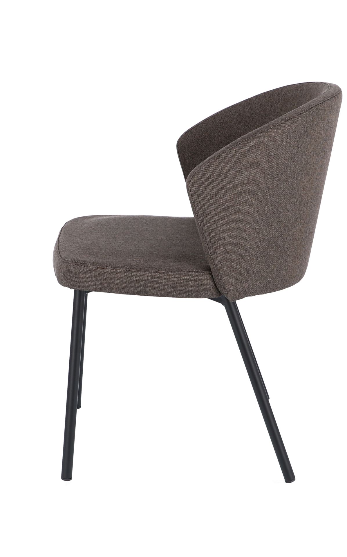 Der moderne Stuhl Mila wurde aus einem Metall Gestell hergestellt. Die Sitz- und Rückenfläche ist aus einem Stoff Bezug. Die Farbe des Stuhls ist Braun. Es ist ein Produkt der Marke Jan Kurtz.