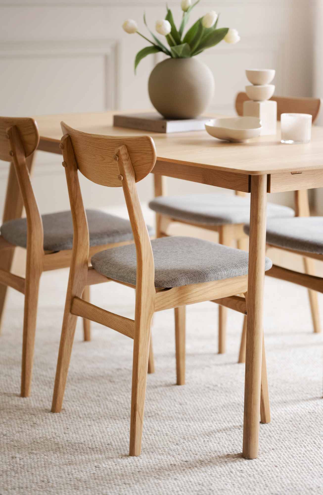 Design trifft Funktion: Stuhl Rodham 2er Set, Eiche / Hellgrau.