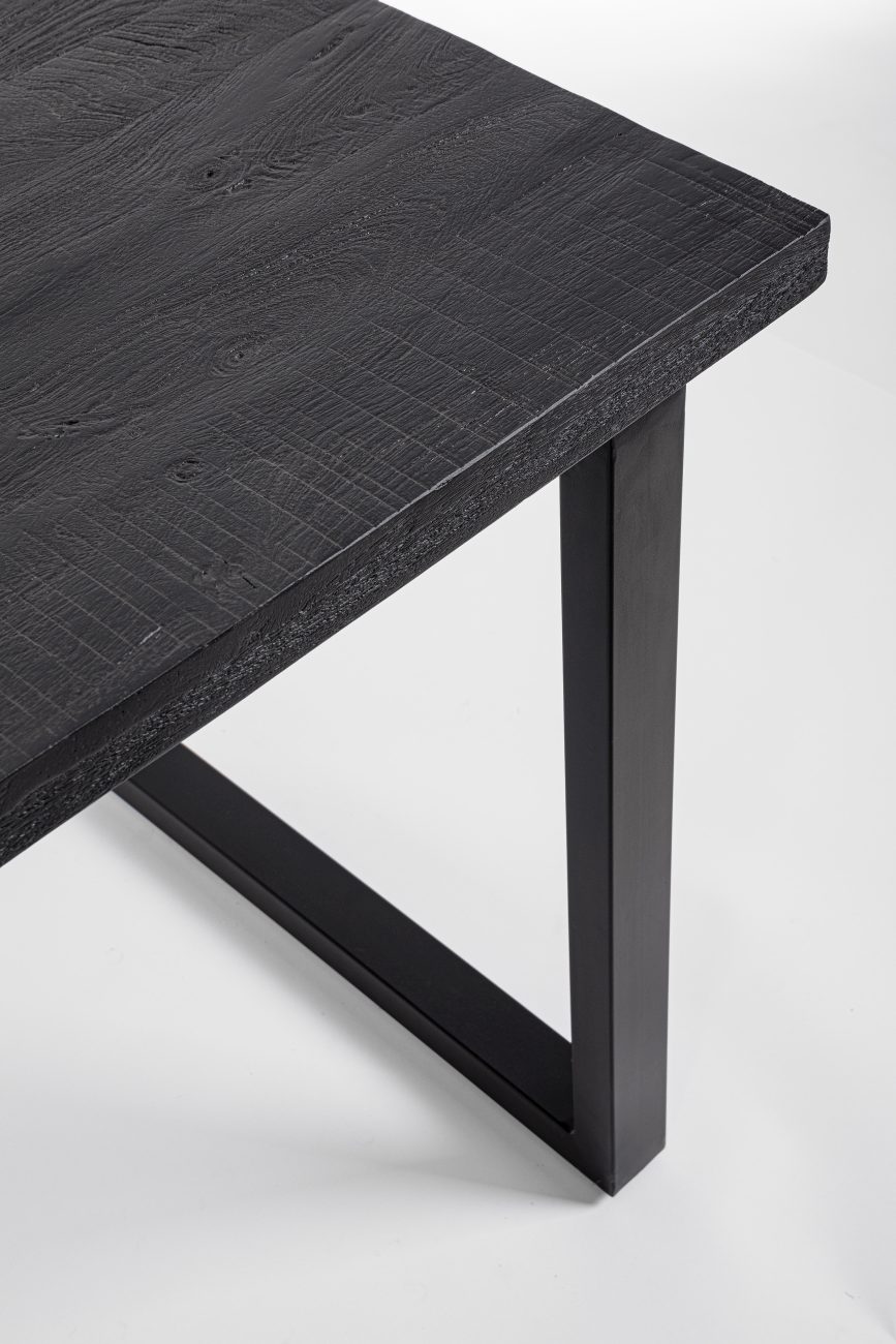Der Esstisch Hastings überzeugt mit seinem modernen Stil. Gefertigt wurde er aus Mangoholz, welches einen schwarzen Farbton besitzt. Das Gestell ist aus Metall und hat eine schwarze Farbe. Der Tisch besitzt eine Größe von 160x90 cm