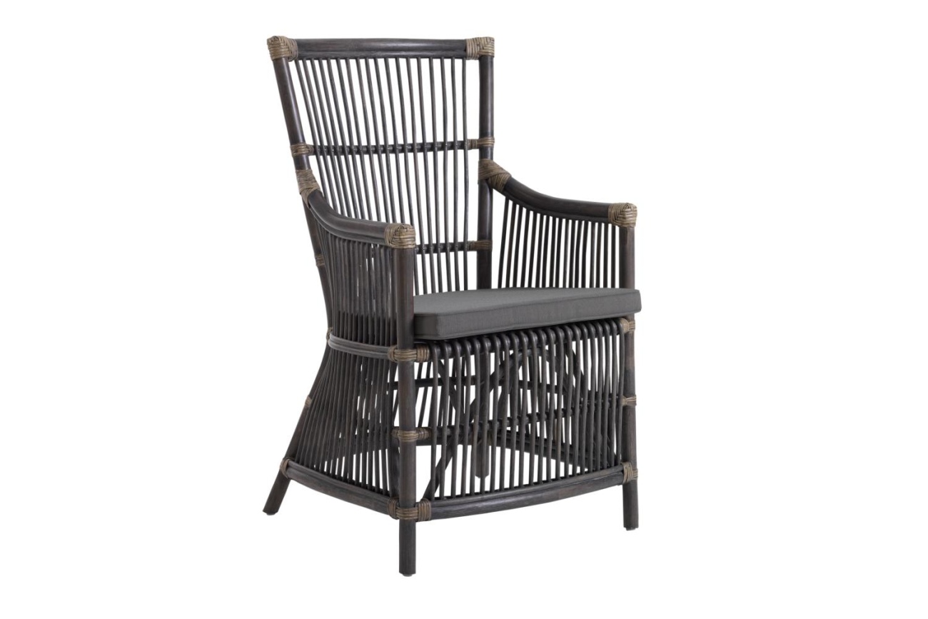 Der Gartenstuhl Benete überzeugt mit seinem modernen Design. Gefertigt wurde er aus Rattan, welches einen grauen Farbton besitzt. Das Gestell ist aus Metall und hat eine schwarze Farbe. Die Sitzhöhe des Stuhls beträgt 48 cm.