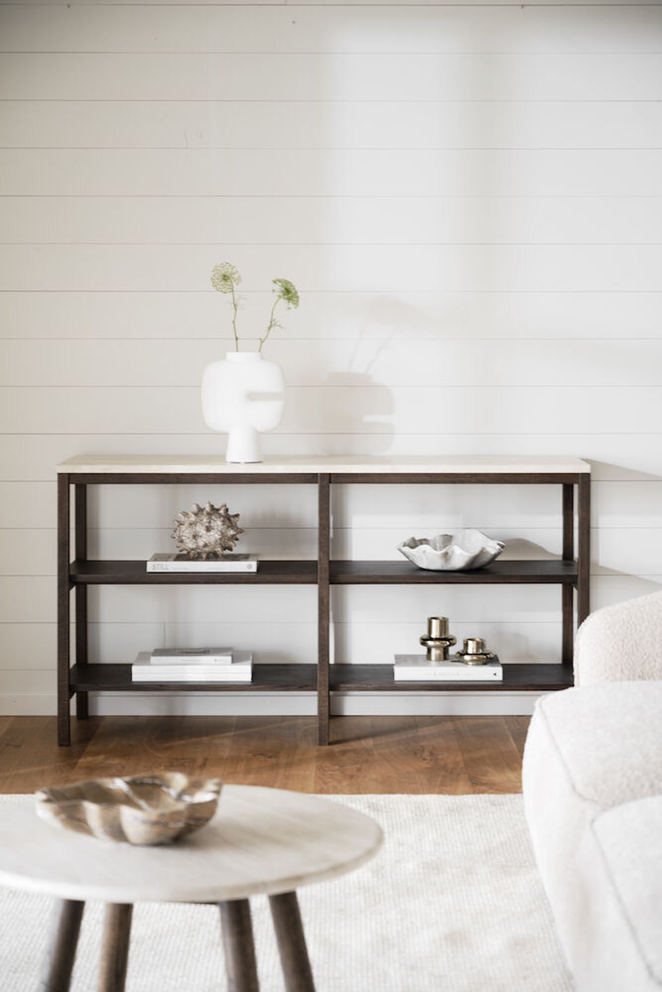 Konsole Orwel 140x40x75cm, Traventin / Eiche Braun – stilvoller Blickfang für Ihr Zuhause.