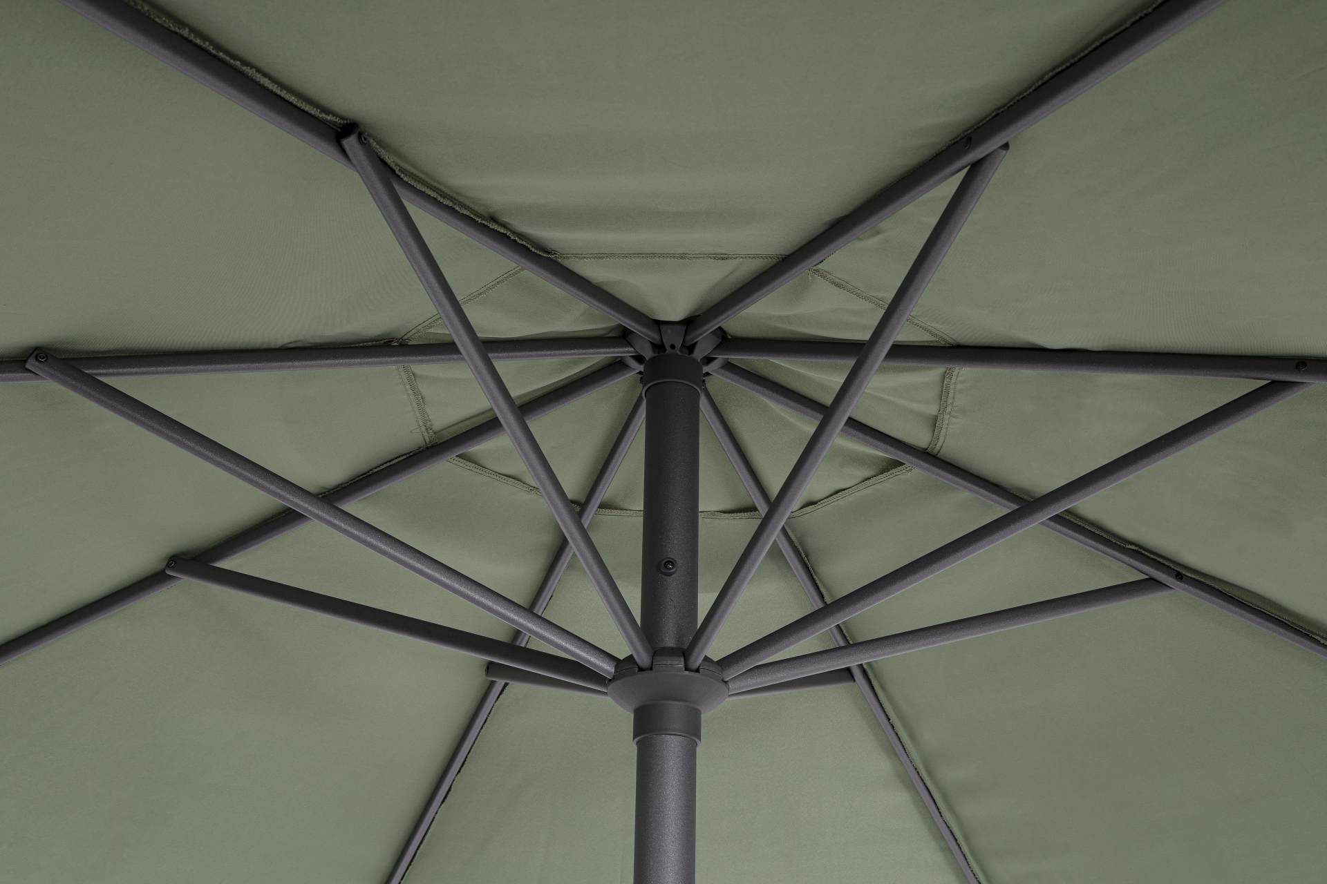 Der Sonnenschirm Rio überzeugt mit seinem klassischen Design. Gefertigt wurde er aus einer Polyester Plane, welche einen olive Farbton besitzt. Das Gestell ist aus Aluminium und hat eine Anthrazit Farbe. Der Sonnenschirm verfügt über einen Durchmesser von