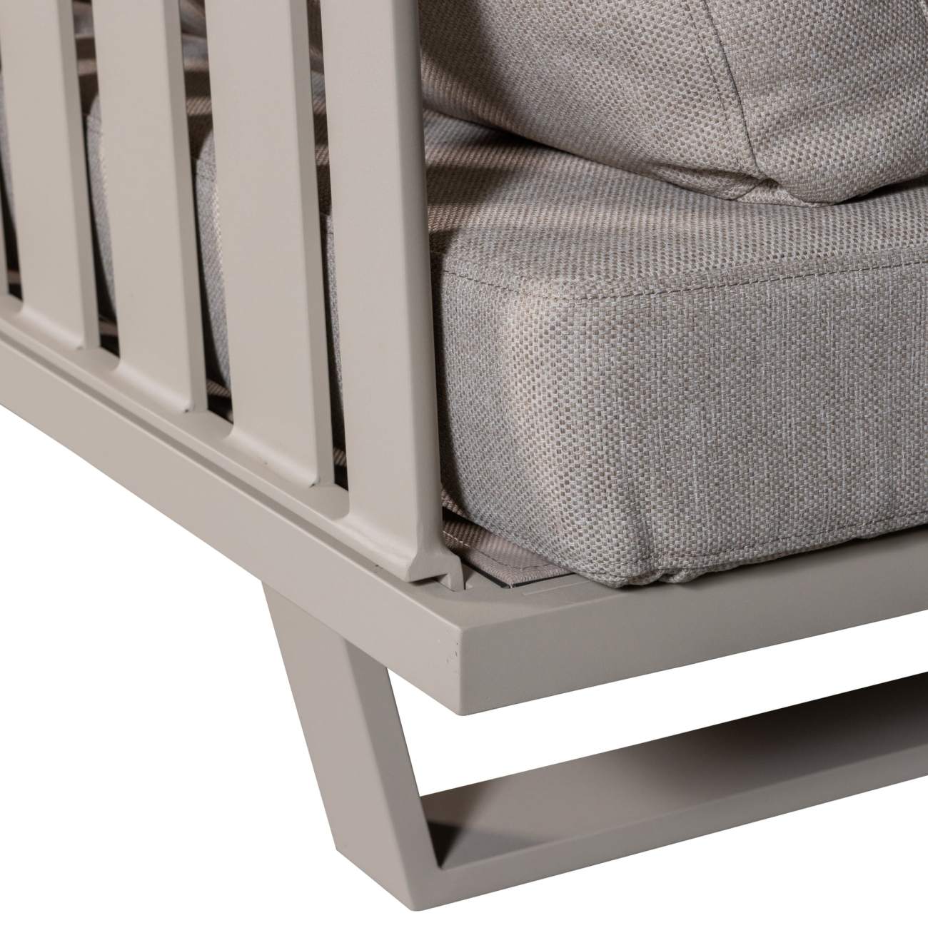 Das Gartensofa Bear überzeugt mit seinem modernen Design. Gefertigt wurde es aus Stoff, welcher einen Sand Farbton besitzt. Das Gestell ist aus Aluminium und hat eine Sand Farbe. Das Sofa besitzt eine Sitzbreite von 210 cm.