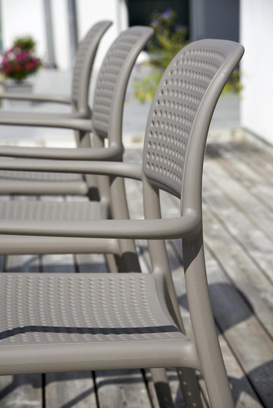 Der Gartenstuhl Bora überzeugt mit seinem modernen Design. Gefertigt wurde er aus Kunststoff, welches einen Taupe Farbton besitzt. Das Gestell ist aus Kunststoff und hat eine Taupe Farbe. Die Sitzhöhe des Stuhls beträgt 46 cm.