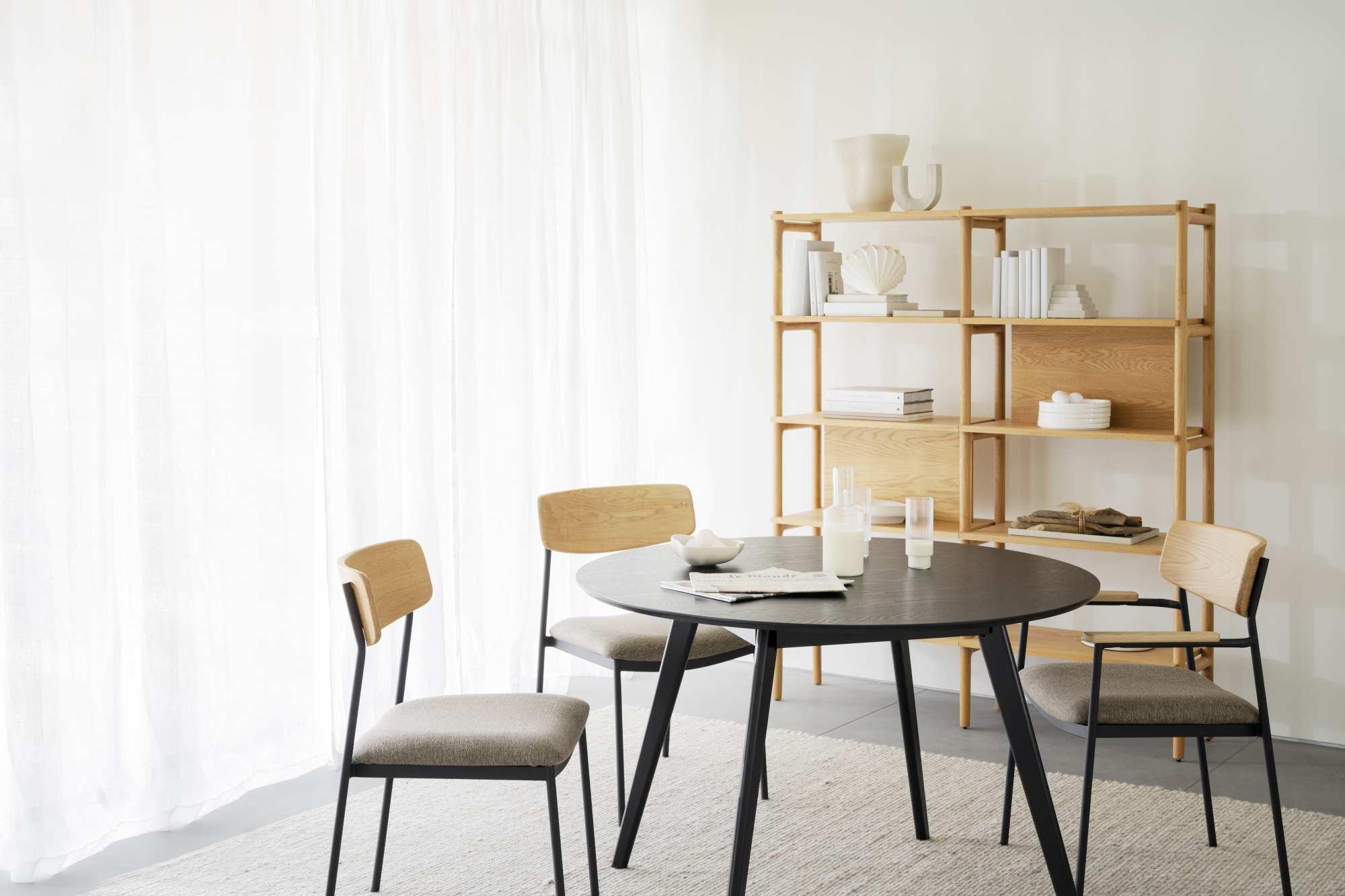 Komfortabel & schön – Esstisch Yumi Rund 115cm, MDF Esche Schwarz.