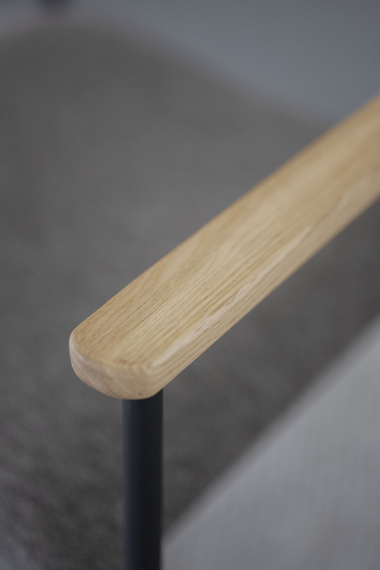 Stuhl Maymont 2er Set mit Armlehnen, Eiche / Dunkelbeige passt perfekt in stilvolle Wohnräume.