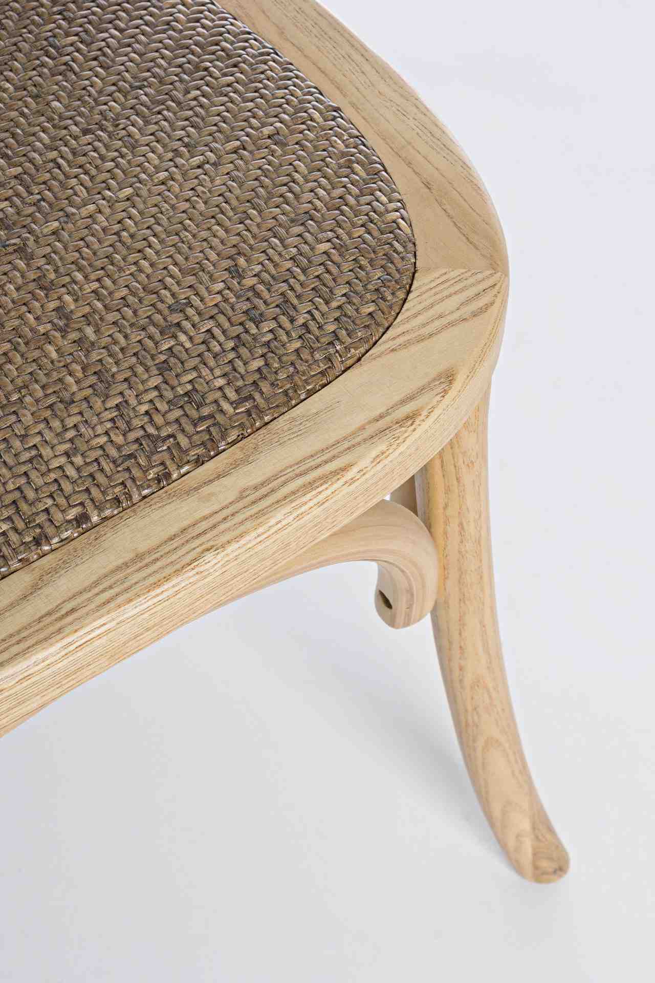 Der Stuhl Carrel überzeugt mit seinem klassischen Design. Gefertigt wurde der Stuhl aus Ulmenholz, welches einen natürlichen Farbton besitzt. Die Sitz- und Rückenfläche sind aus Rattan. Die Sitzhöhe beträgt 46 cm.