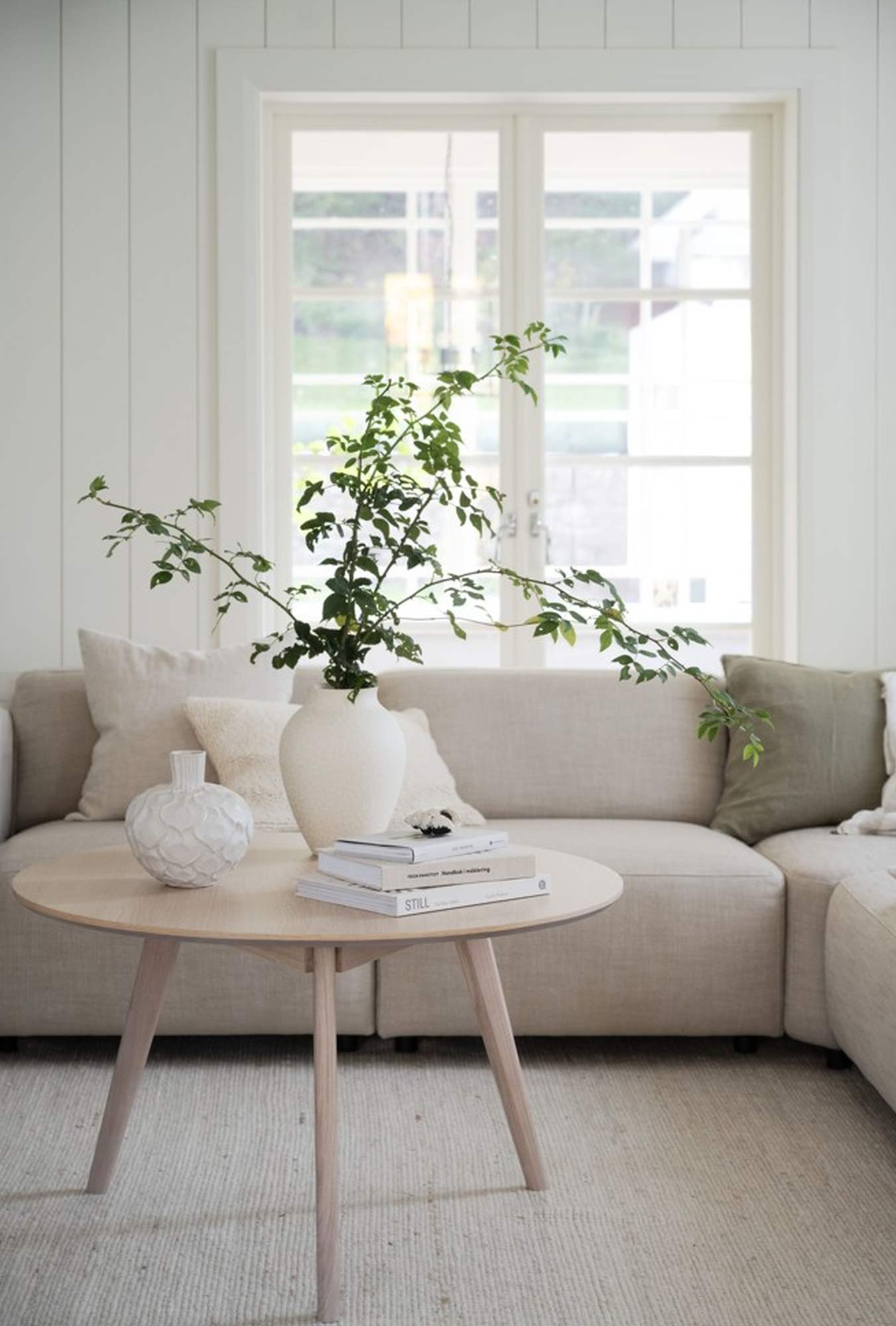 Couchtisch Yumi Rund 90cm, Esche Natur – stilvoller Blickfang für Ihr Zuhause.