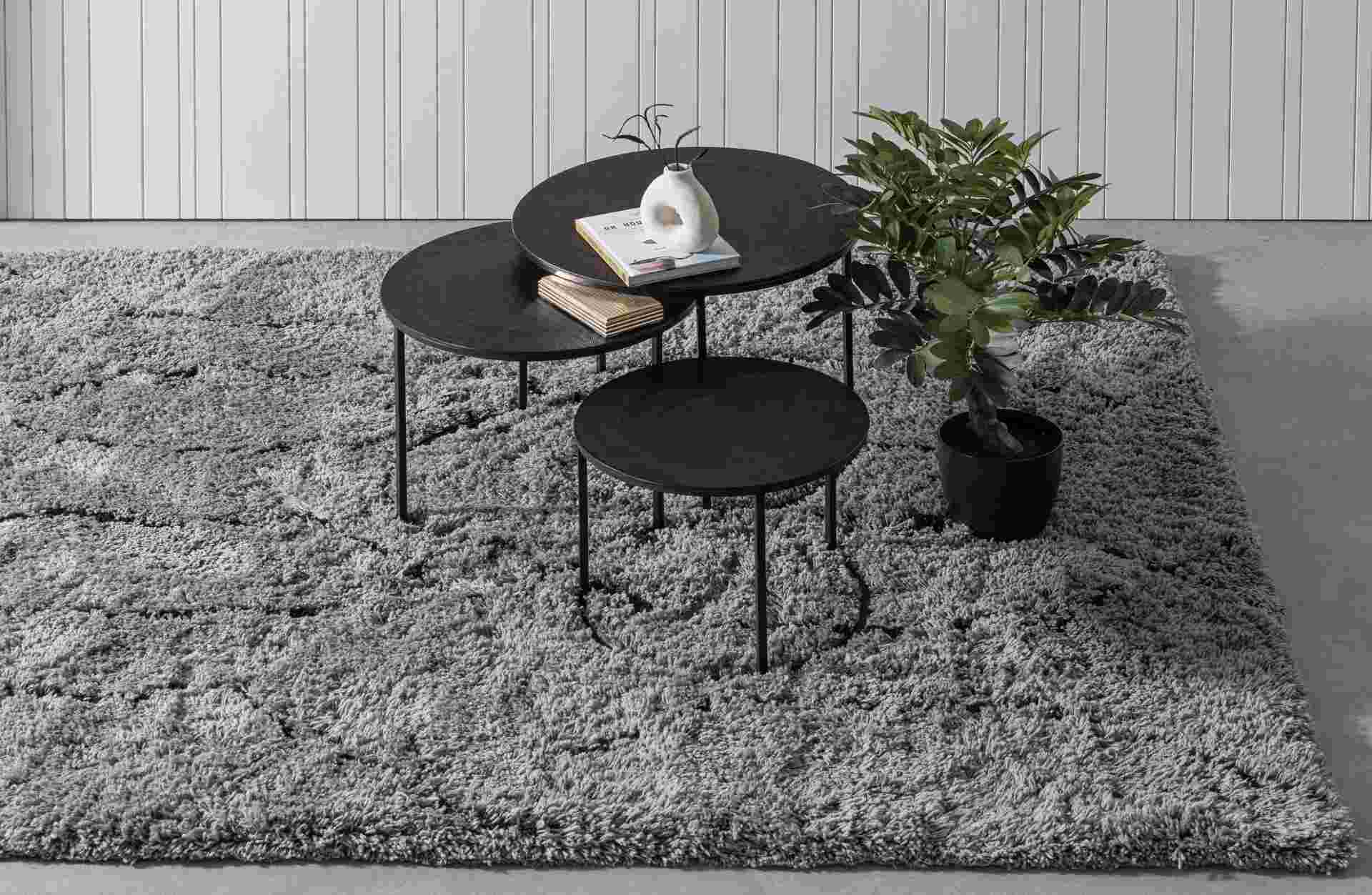 Der Teppich Nove überzeugt mit seinem modernen Design. Gefertigt wurde er aus Kunststofffasern, welche einen grauen Farbton besitzt. Der Teppich besitzt eine Größe von 170x240 cm.
