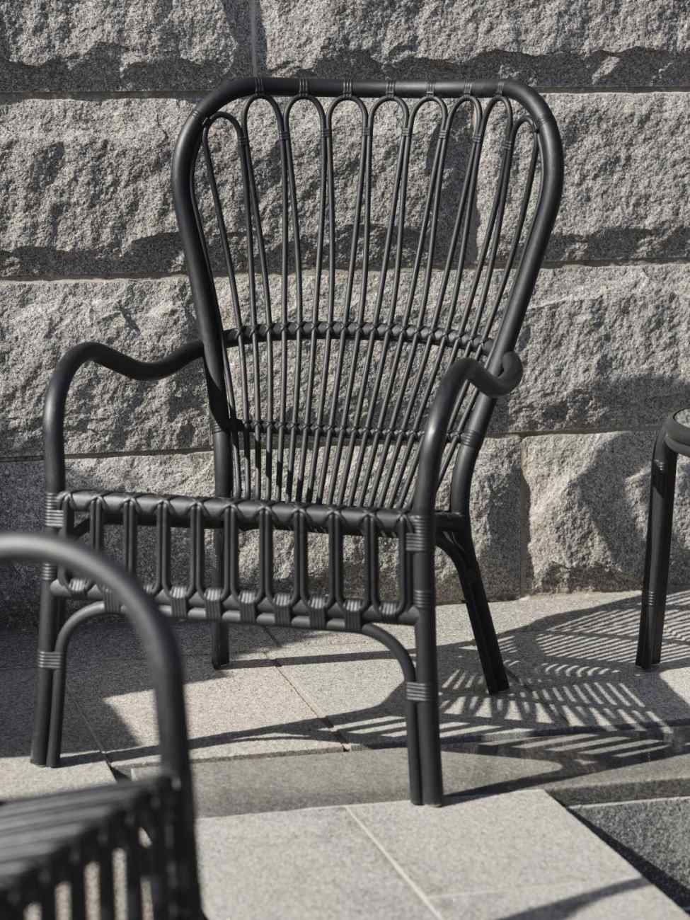 Der Gartensessel Waltz überzeugt mit seinem modernen Design. Gefertigt wurde er aus Kunststoff, welches einen schwarzen Farbton besitzt. Das Gestell ist auch aus Kunststoff und hat eine schwarze Farbe. Die Sitzhöhe des Sessels beträgt 41 cm.