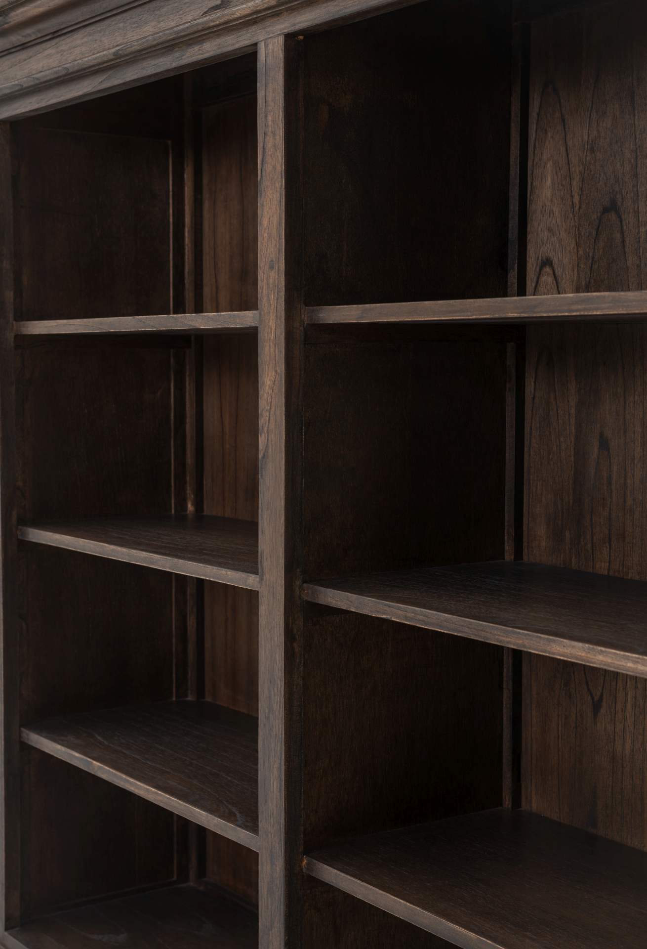 Der Bücherschrank Halifax Mindi überzeugt mit seinem Landhaus Stil. Gefertigt wurde er aus Mindi Holz, welches einen braunen Farbton besitzt. Der Schrank verfügt über vier Türen, zwei Schubladen und acht offene Fächer. Die Breite beträgt 160 cm.