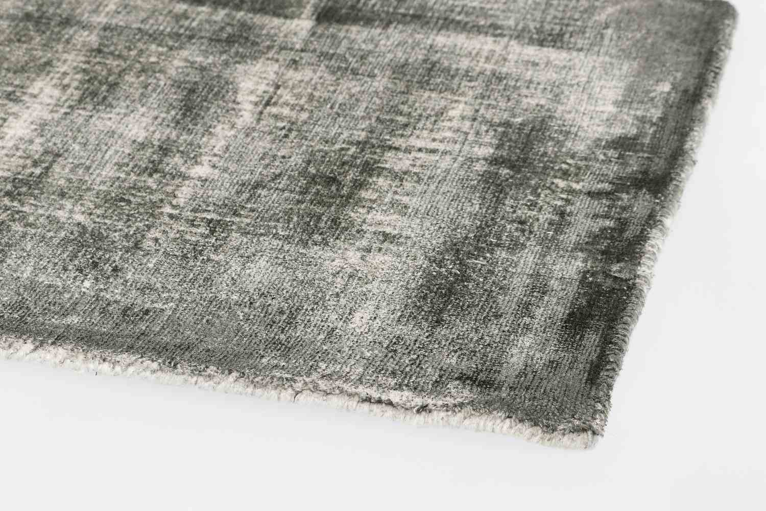 Der Teppich Rashmi überzeugt mit seinem modernen Design. Gefertigt wurde die Vorderseite aus Viskose und die Rückseite aus Baumwolle. Der Teppich besitzt eine grauen Farbton und die Maße von 160x230 cm.