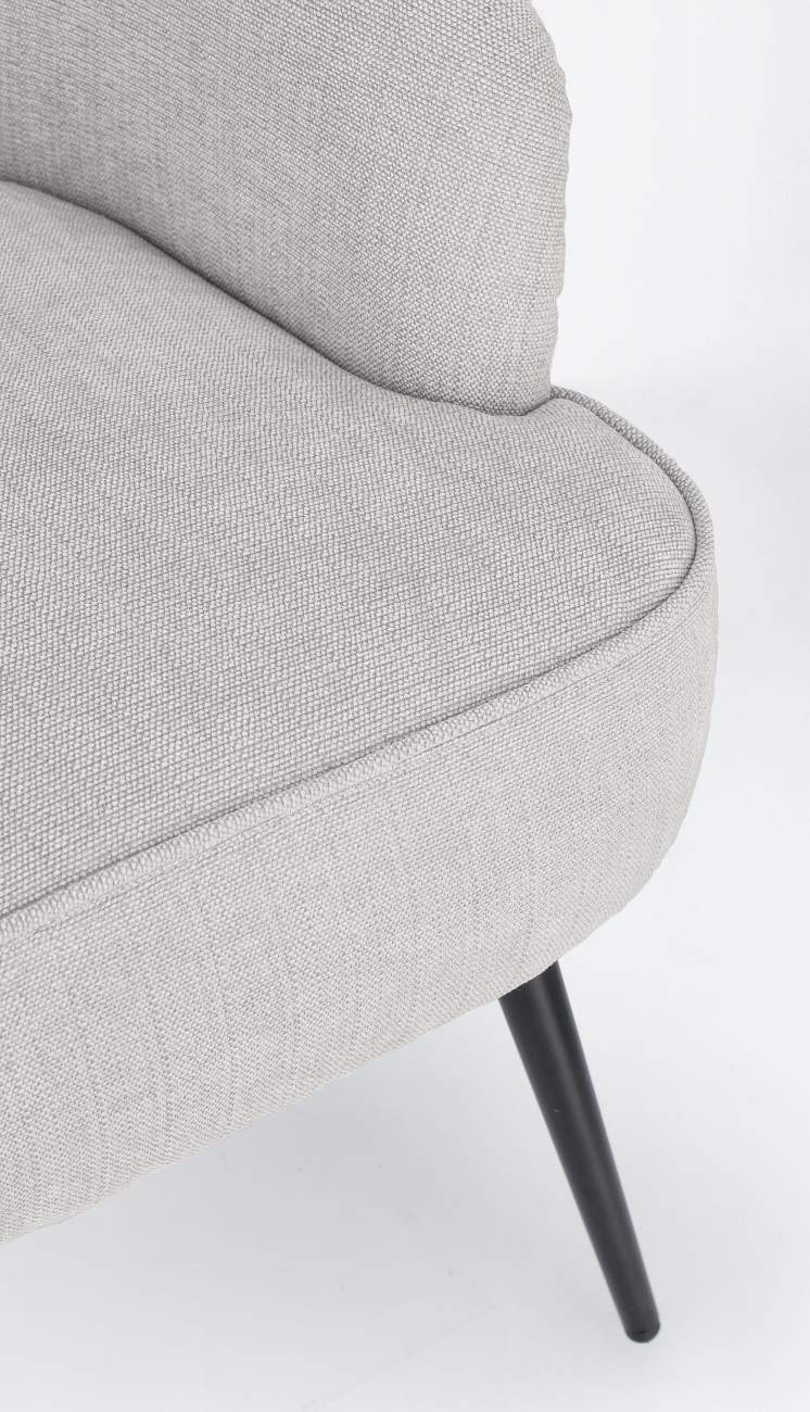 Der Sessel Ernestine überzeugt mit seinem modernen Stil. Gefertigt wurde er aus einem Stoff-Bezug, welcher einen hellgrauen Farbton besitzt. Das Gestell ist aus Metall und hat eine schwarze Farbe. Der Sessel verfügt über eine Armlehne.