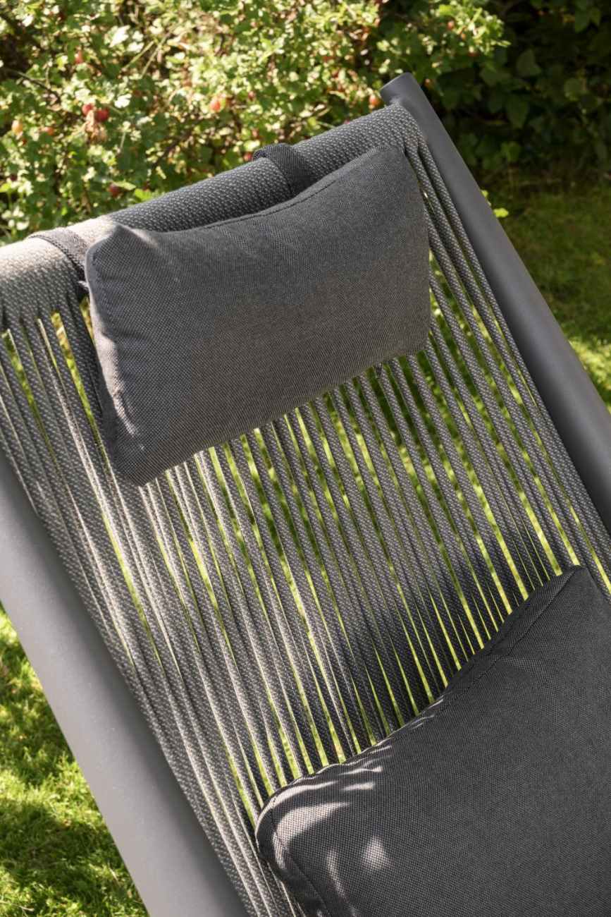 Der Gartensessel Chiavari überzeugt mit seinem modernen Design. Gefertigt wurde er aus Kunstfaser-Geflecht, welches einen grauen Farbton besitzt. Das Gestell ist aus Aluminium und hat eine graue Farbe. Die Sitzhöhe des Sessels beträgt 45 cm.