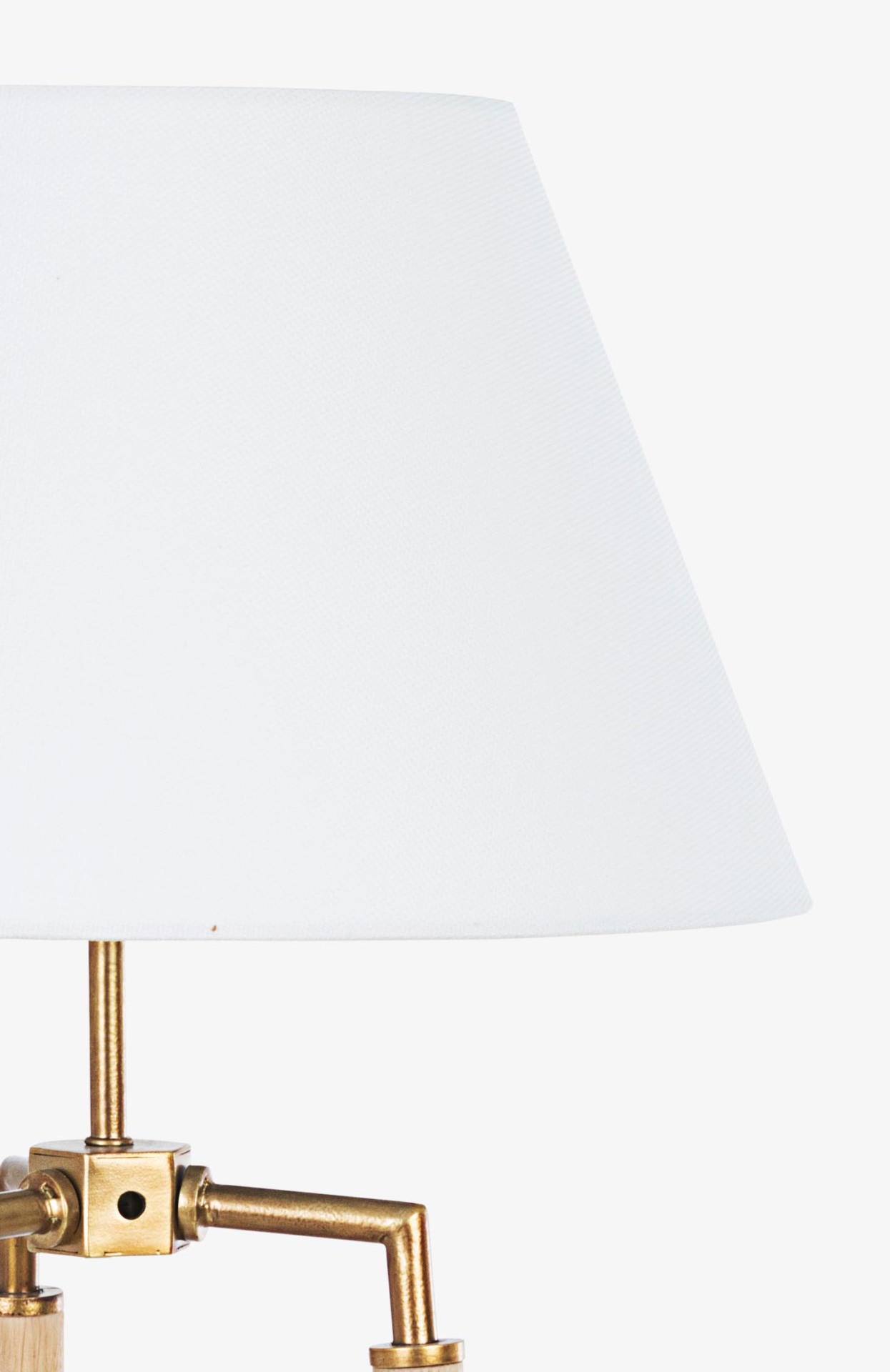 Die Tischleuchte Ellinor überzeugt mit ihrem klassischen Design. Gefertigt wurde sie aus Metall, welches einen Messing Farbton besitzt. Der Lampenschirm ist aus Baumwolle und hat eine weiße Farbe. Die Lampe besitzt eine Höhe von 65,5 cm.