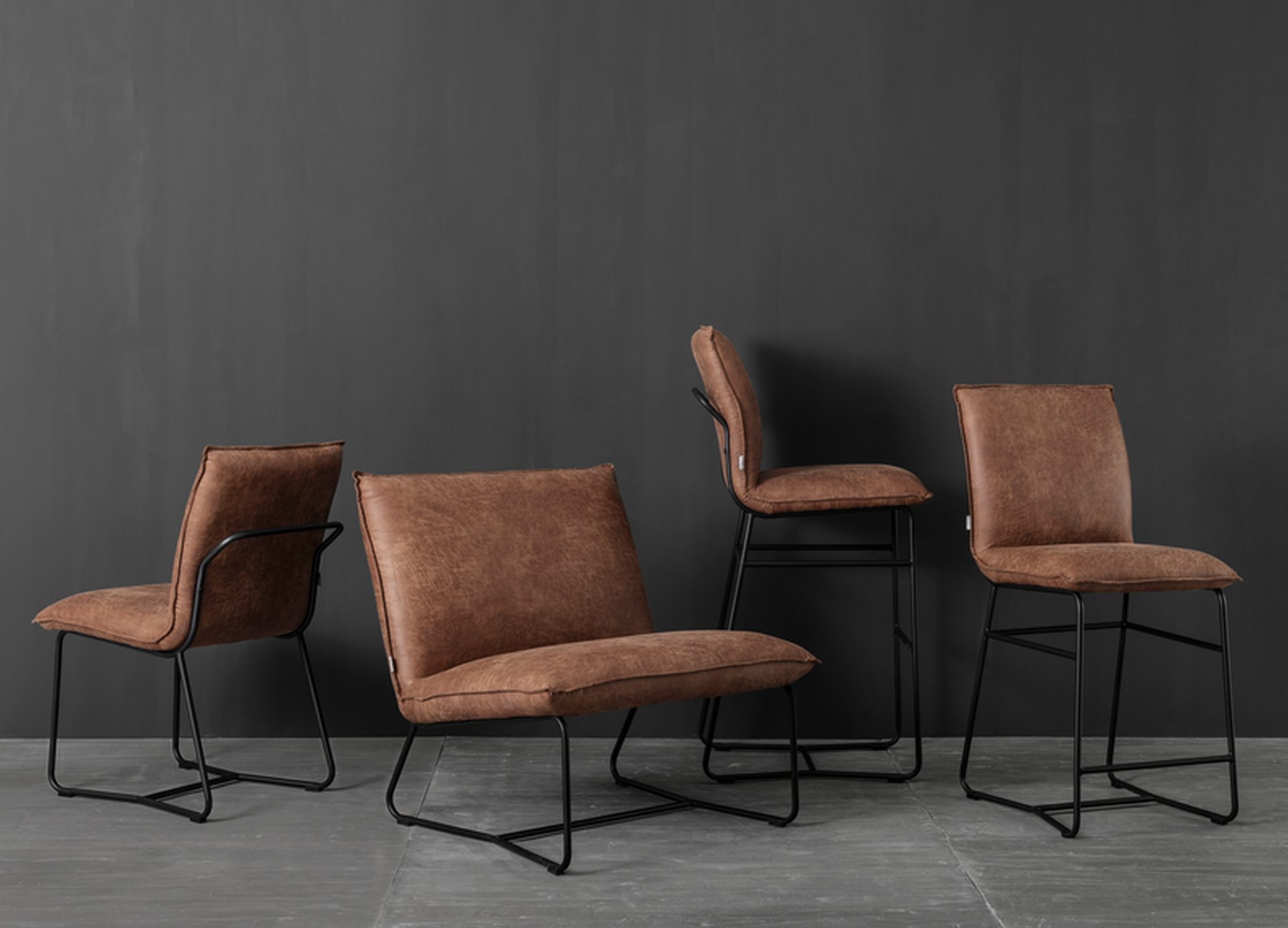 Der Barstuhl Delaware überzeugt mit seinem modernem aber auch schlichtem Design. Gefertigt wurde der Stuhl aus recyceltem Leder, welches einen Cognac Farbton besitzt. Das Gestell ist aus Metall und ist Schwarz.