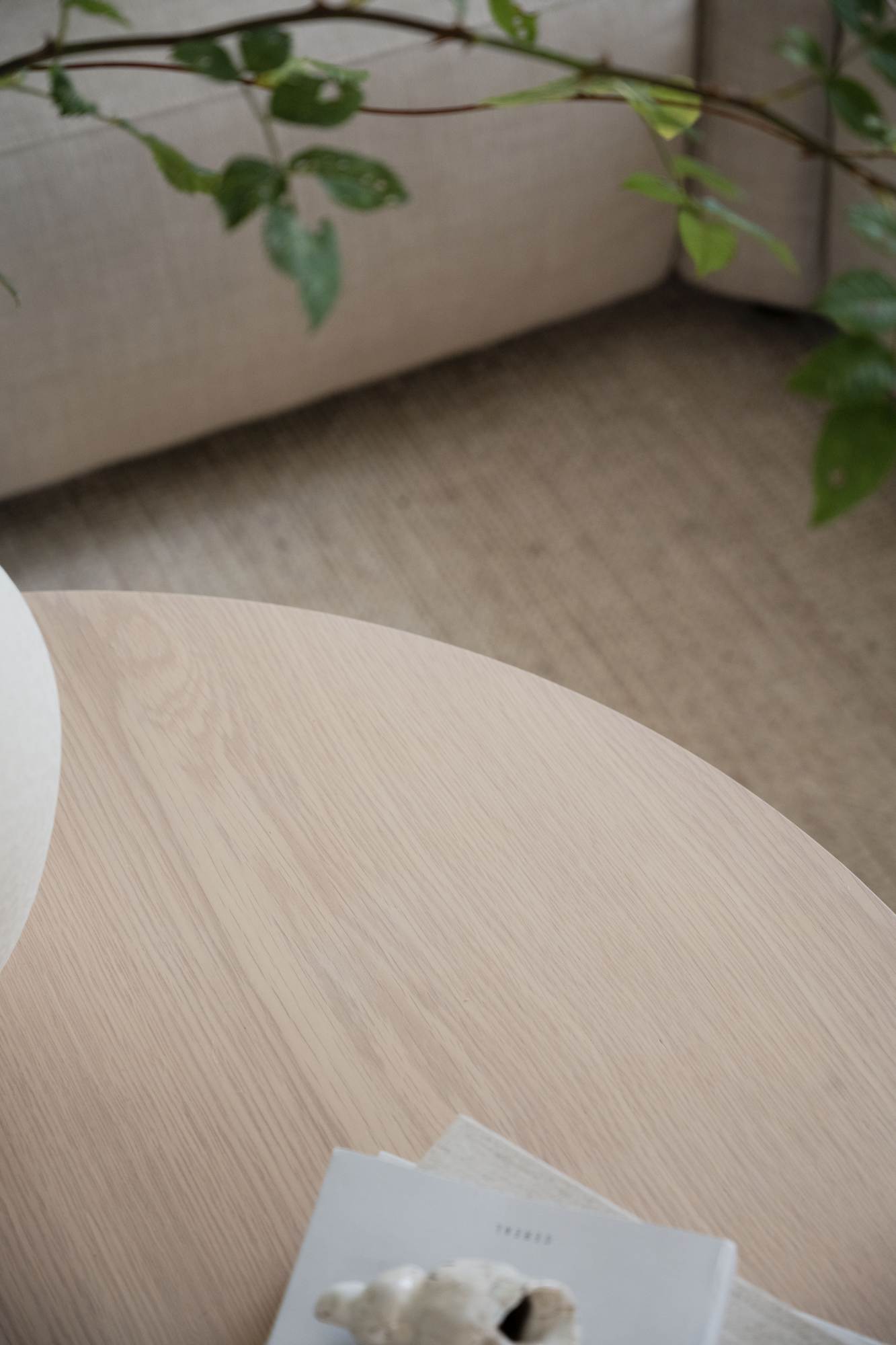 Edles Möbelstück: Couchtisch Yumi Rund 90cm, Esche Weiß pigmentiert für stilvolle Einrichtung.