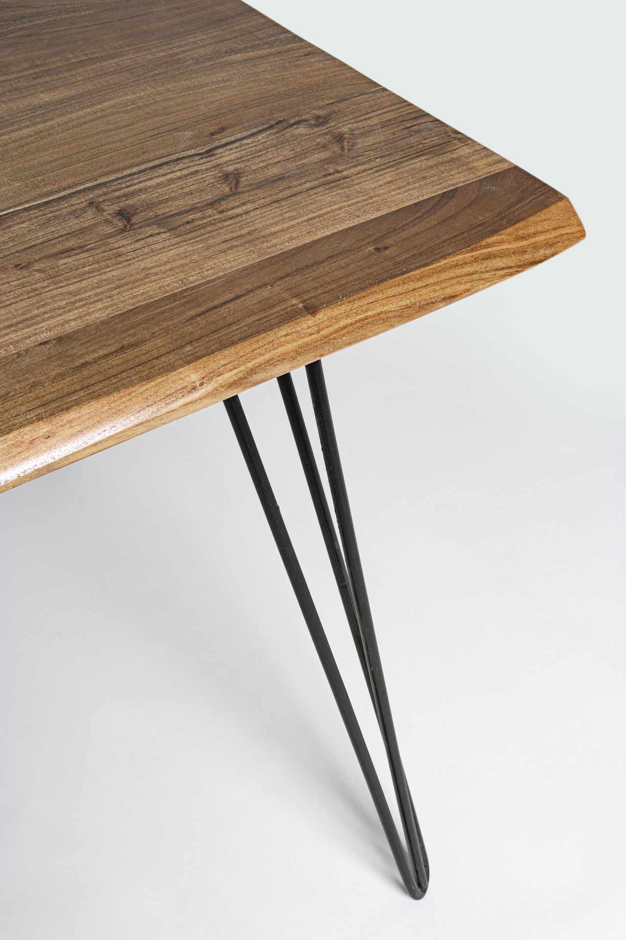 Der Esstisch Barlow überzeugt mit seinem moderndem Design. Gefertigt wurde er aus Akazienholz, welches einen natürlichen Farbton besitzt. Das Gestell des Tisches ist aus Metall und ist in eine schwarze Farbe. Der Tisch besitzt eine Breite von 180 cm.