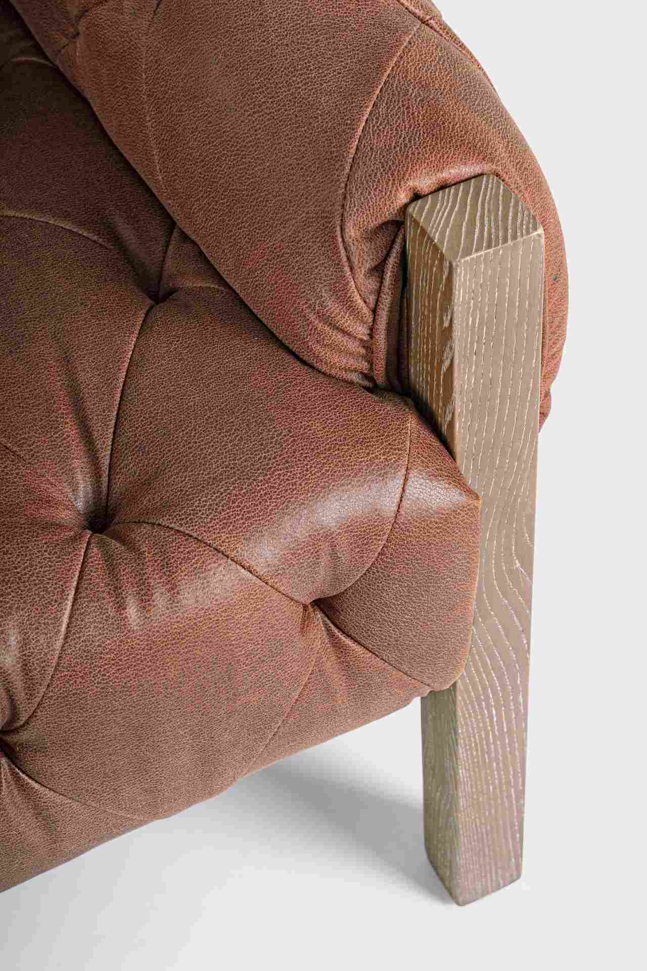 Der Sessel Harrison überzeugt mit seinem klassischen Design. Gefertigt wurde er aus Kunstleder, welches einen Cognac Farbton besitzt. Das Gestell ist aus Eschenholz und hat eine natürliche Farbe. Der Sessel besitzt eine Sitzhöhe von 45 cm. Die Breite betr