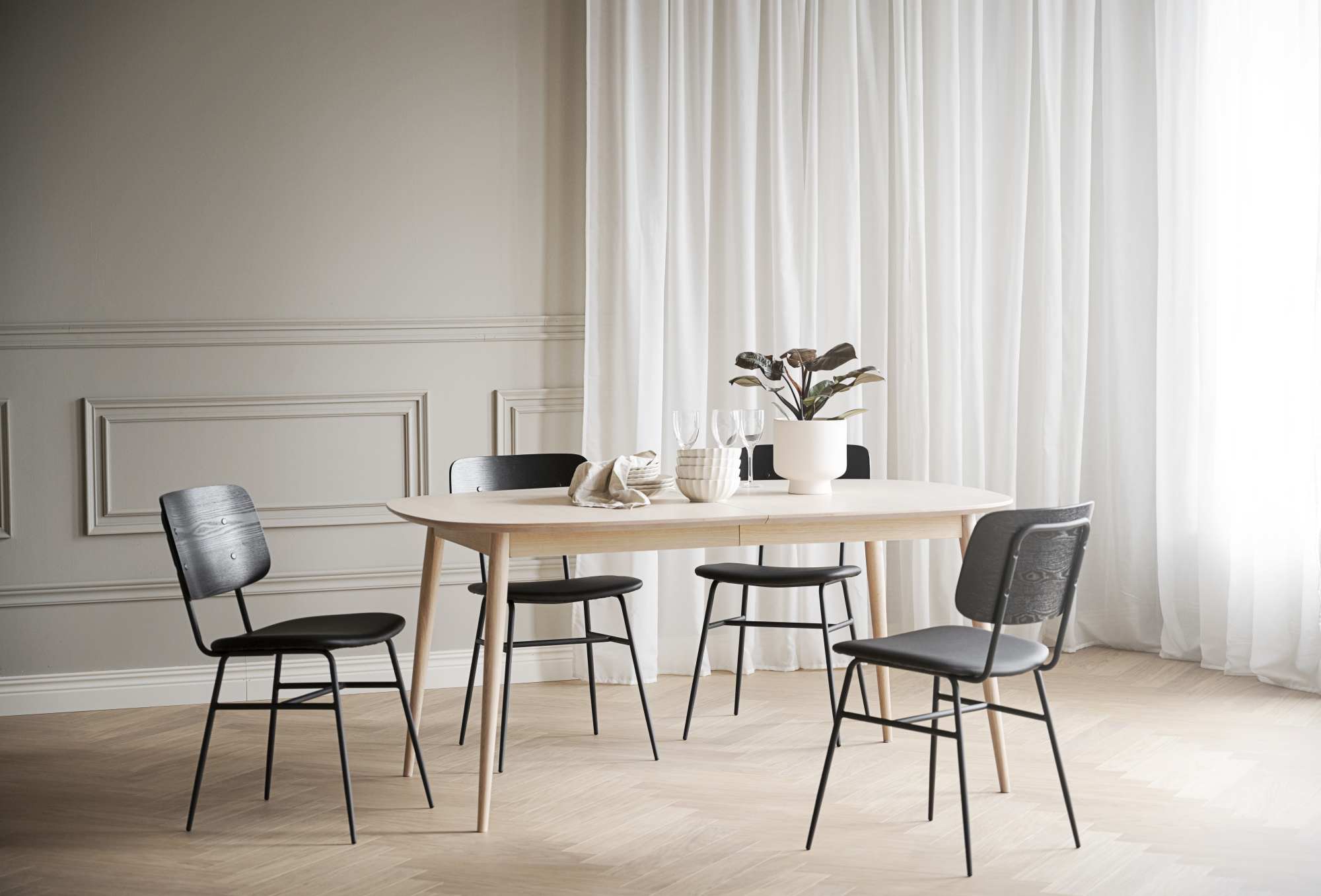 Stuhl Brent 2er Set, Esche Schwarz – modernes Design trifft Komfort.