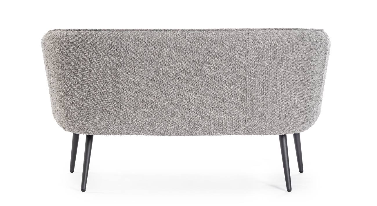 Das Sofa Avril überzeugt mit seinem modernen Stil. Gefertigt wurde es aus Bouclè-Stoff, welcher einen grauen Farbton besitzt. Das Gestell ist aus Metall und hat eine schwarze Farbe. Das Sofa ist in der Ausführung 2-Sitzer.