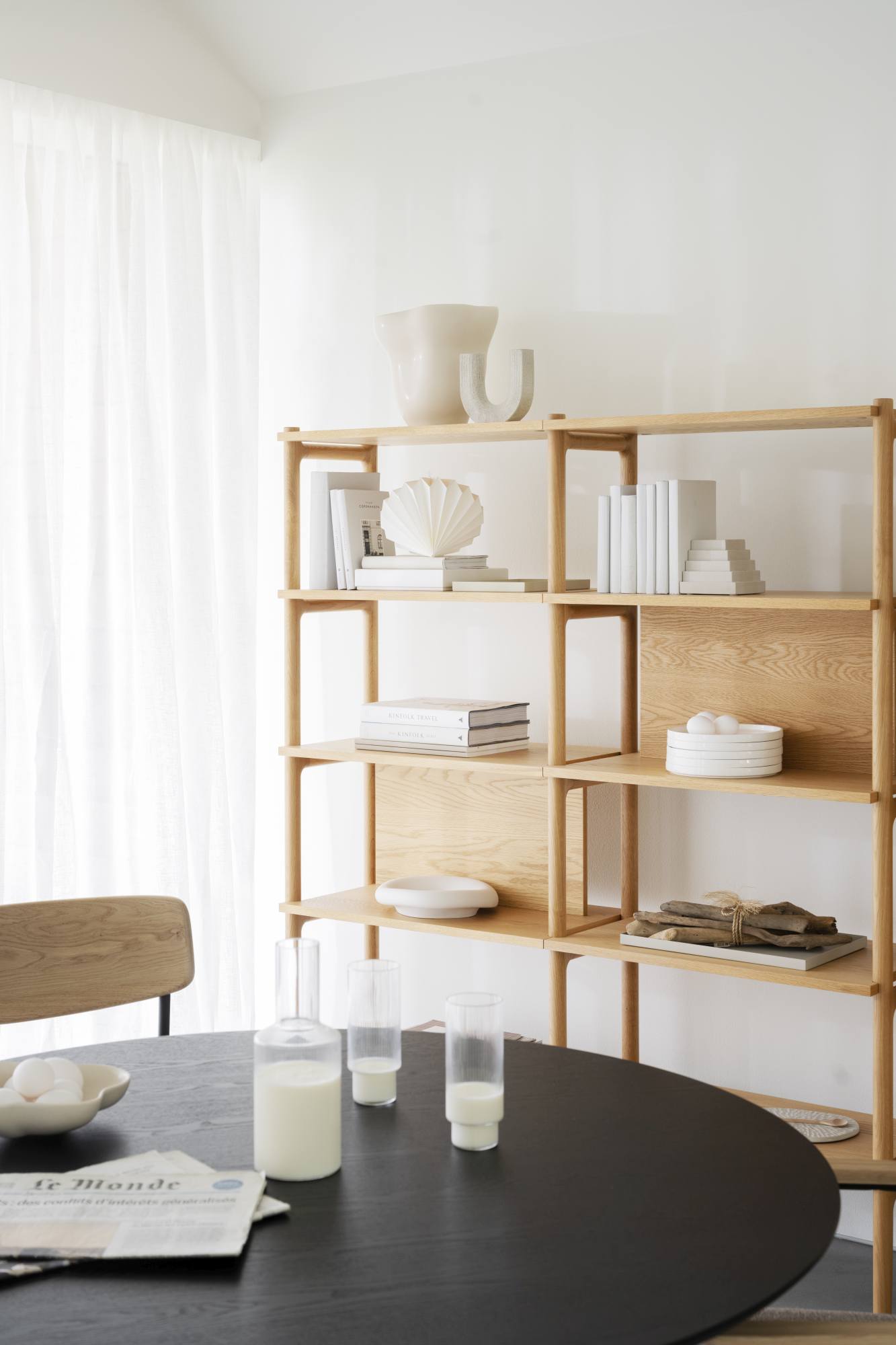 Komfortabel & schön – Esstisch Yumi Rund 115cm, MDF Esche Schwarz.