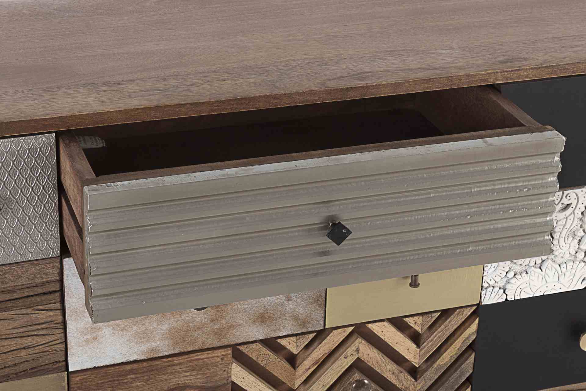 Das Sideboard Dhaval überzeugt mit seinem klassischen Design. Gefertigt wurde es aus Mango-Holz, welches einen natürlichen Farbton besitzt. Das Gestell ist auch aus Mango-Holz. Das Sideboard verfügt über zwei Türen und vier Schubladen. Die Breite beträgt 