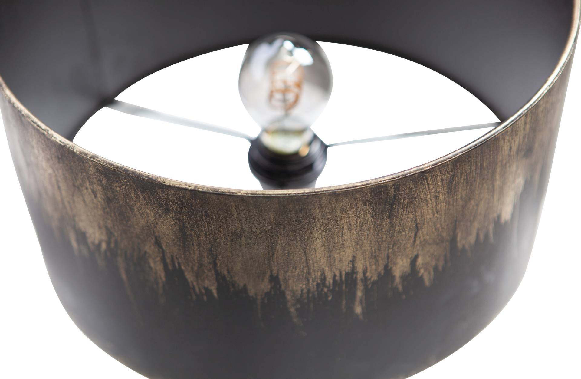 Die Tischlampe Blackout überzeugt mit ihrem industriellem Design. Gefertigt wurde die Lampe aus Metall, welches eine Schwarz Messing Farbe besitzt.