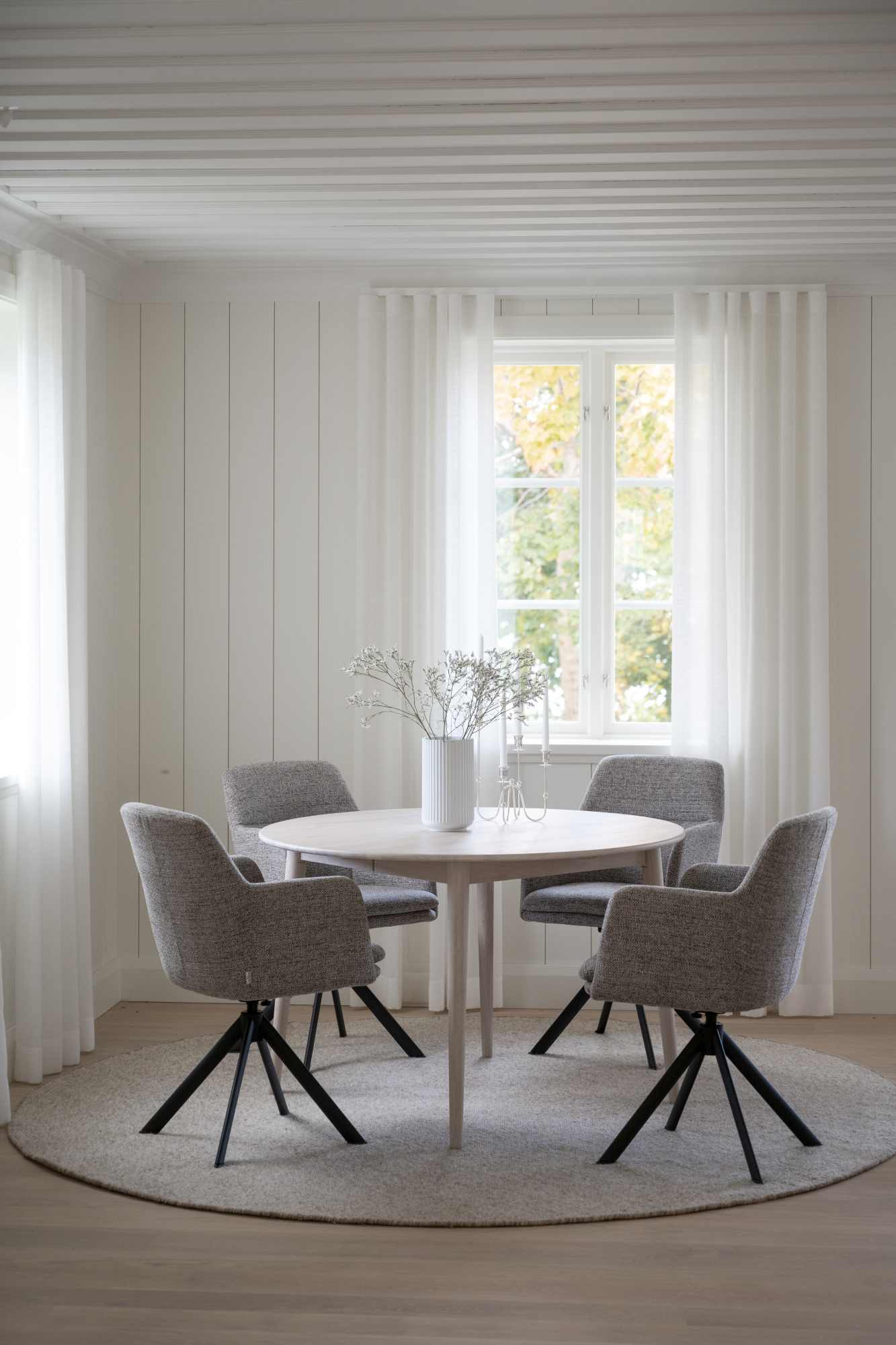 Stuhl Gladstone 2er Set mit Armlehnen, drehbar, Dunkelbeige passt perfekt in stilvolle Wohnräume.