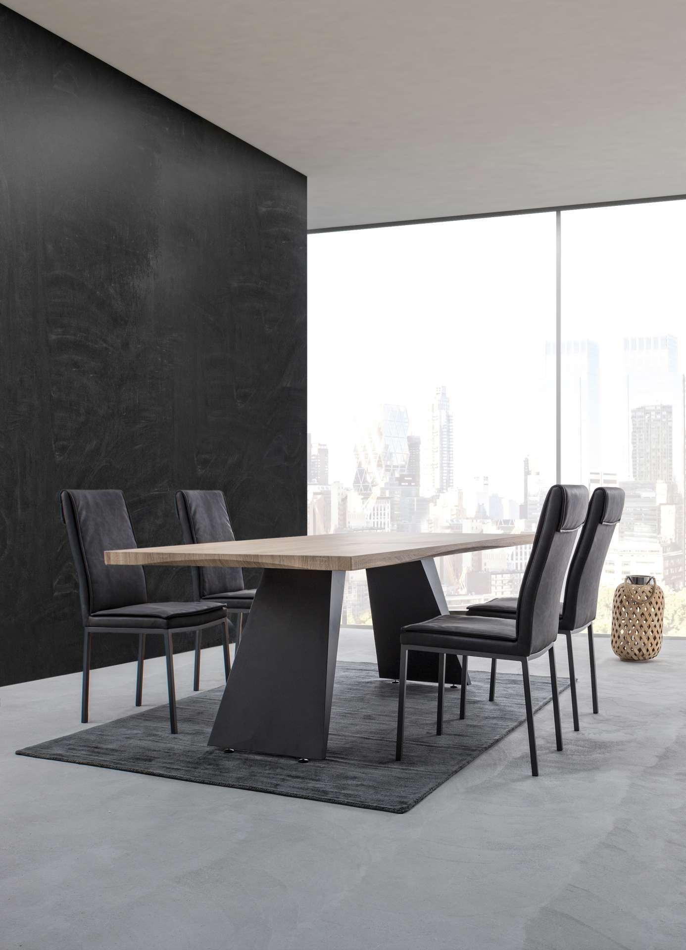 Der Esszimmerstuhl Sofie überzeugt mit seinem klassischen Design. Gefertigt wurde der Stuhl aus Kunstleder, welches einen Anthrazit Farbton hat. Das Gestell ist aus Metall und ist Schwarz. Die Sitzhöhe beträgt 49 cm.