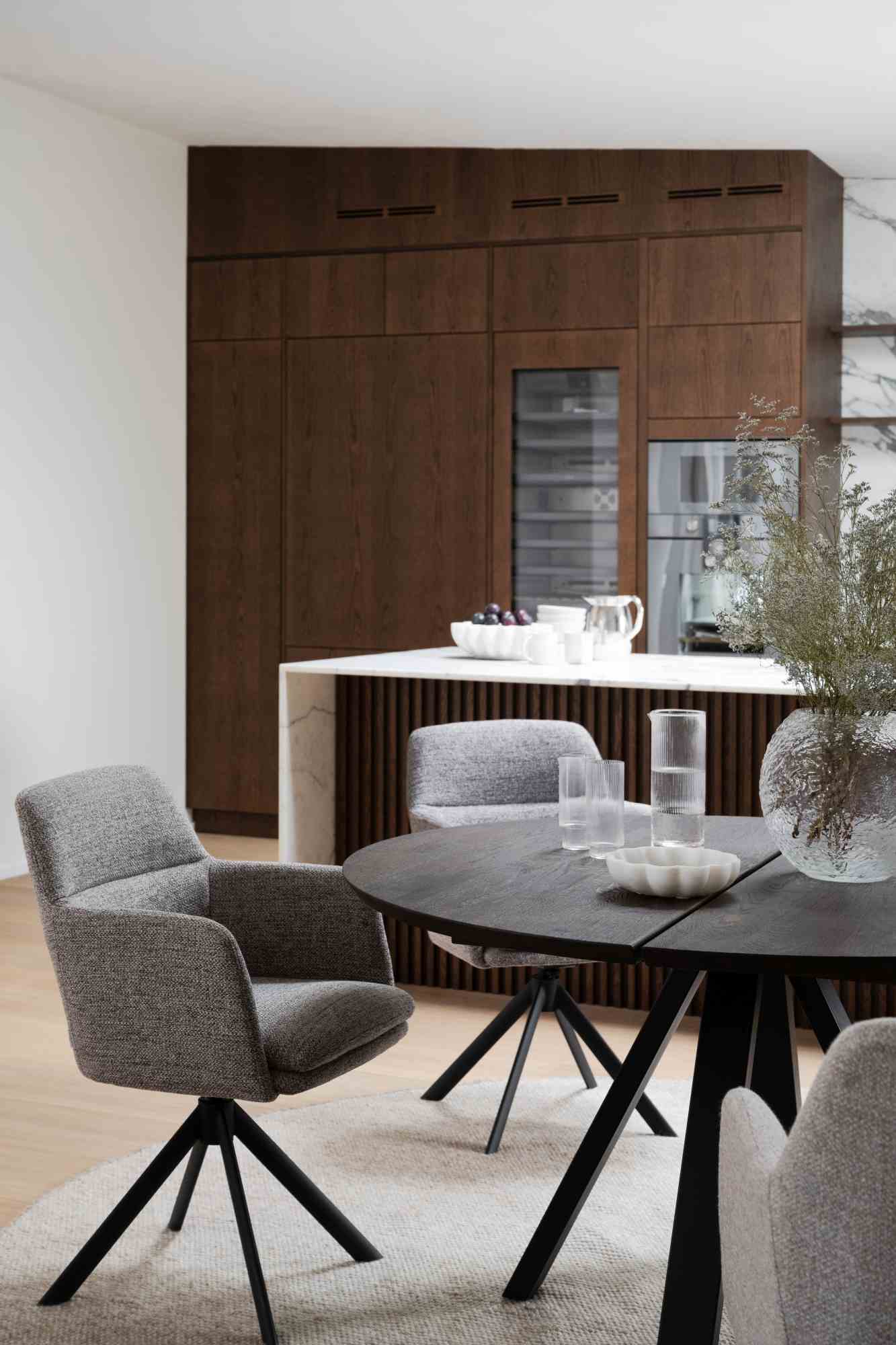 Stuhl Gladstone 2er Set mit Armlehnen, drehbar, Dunkelbeige passt perfekt in stilvolle Wohnräume.