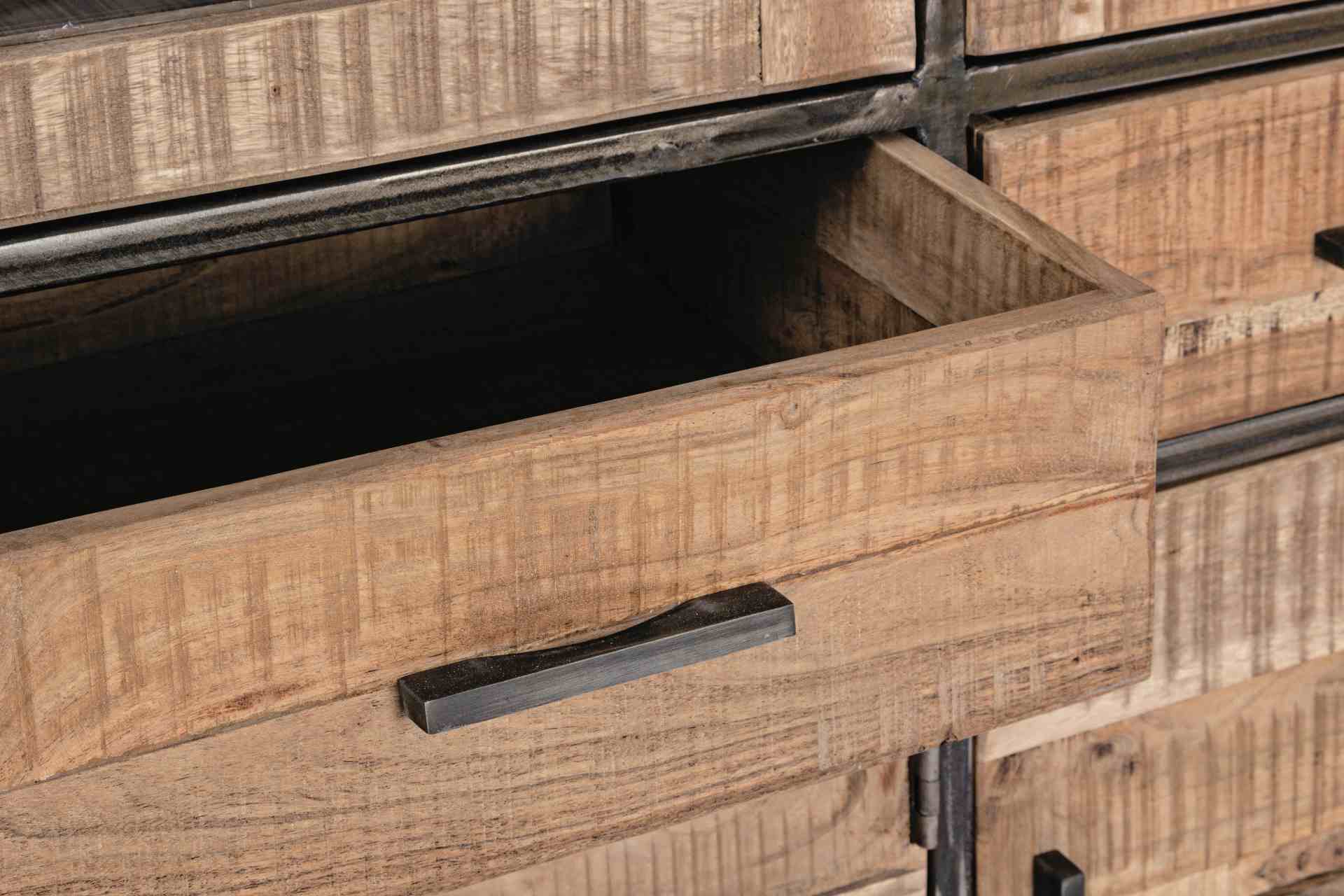 Das Sideboard Elmer überzeugt mit seinem industriellem Design. Gefertigt wurde es aus Akazien-Holz, welches einen natürlichen Farbton besitzt. Das Gestell ist aus Metall und hat eine schwarze Farbe. Das Sideboard verfügt über sechs Türen und drei Schublad
