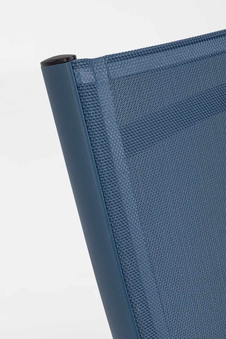 Der Loungesessel Taylor überzeugt mit seinem modernen Design. Gefertigt wurde er aus Textilene, welches einen blauen Farbton besitzt. Das Gestell ist aus Metall und hat eine blaue Farbe. Der Sessel ist klappbar.