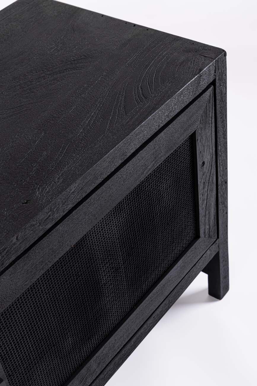 Das TV Board Weston überzeugt mit seinem modernen Stil. Gefertigt wurde es aus Mangoholz, welches einen schwarzen Farbton besitzt. Das Gestell ist auch aus Mangoholz und hat eine schwarze Farbe. Das TV Board verfügt über zwei Türen und eine Schublade.