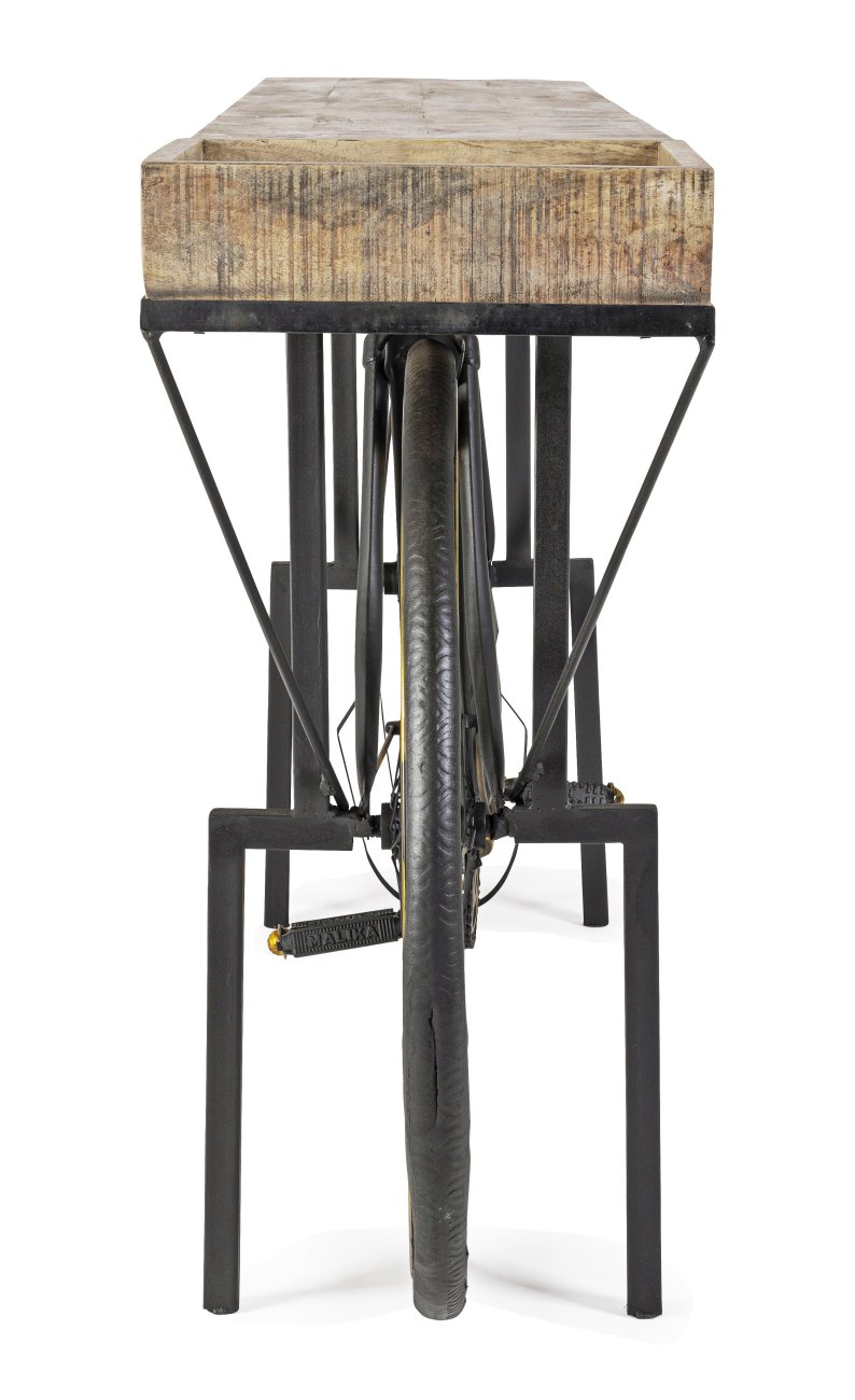 Die Konsole Fahrrad überzeugt mit ihrem modernen Stil. Gefertigt wurde sie aus einer Mangoholz-Platte, welche einen braunen Farbton besitzt. Das Gestell ist aus Metall und hat eine schwarze Farbe.
