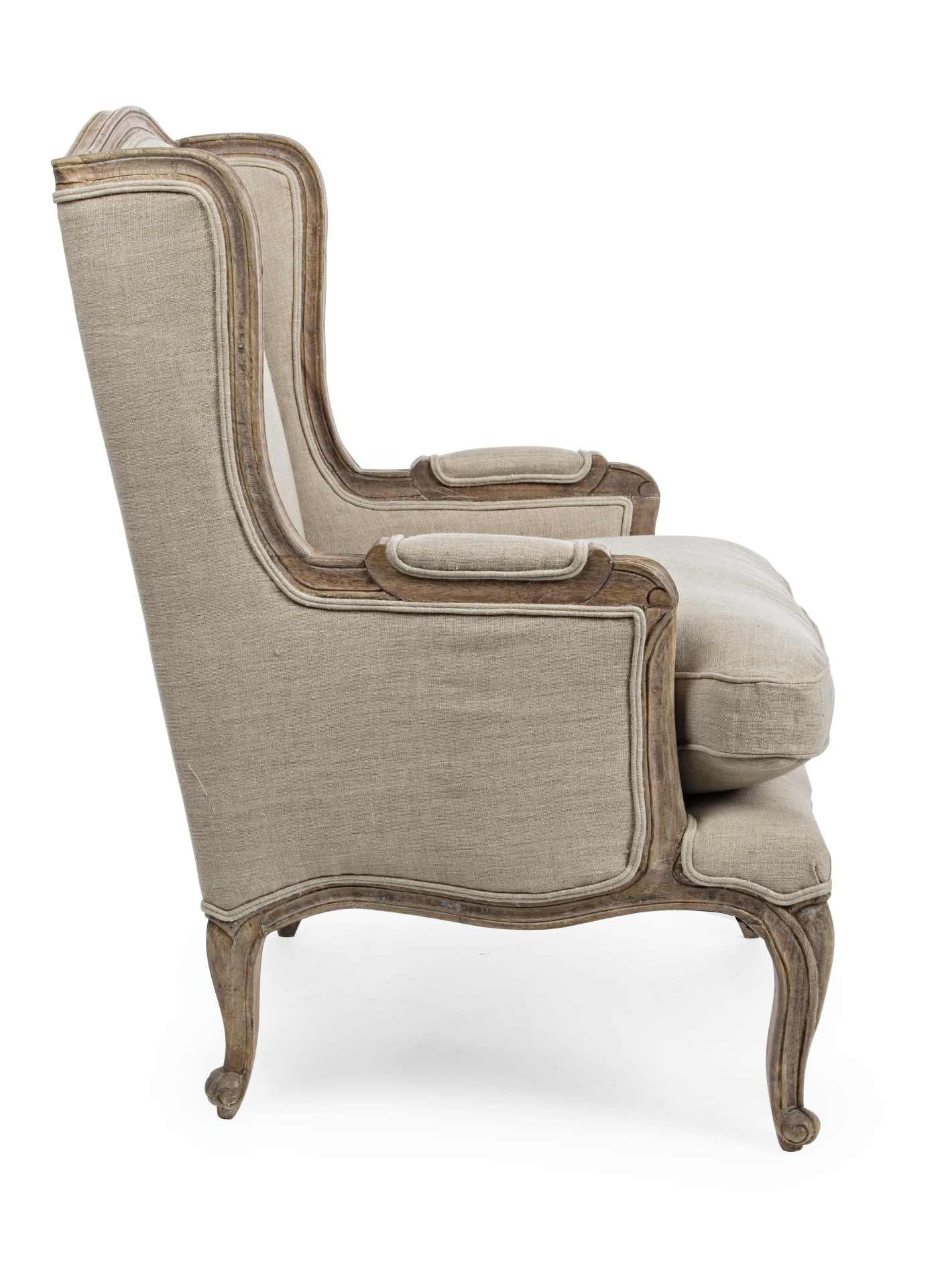 Der Sessel Catherine überzeugt mit seinem klassischen Design. Gefertigt wurde er aus Stoff, welcher einen beige Farbton besitzt. Das Gestell ist aus Mangoholz und hat eine natürliche Farbe. Der Sessel besitzt eine Sitzhöhe von 50 cm. Die Breite beträgt 70